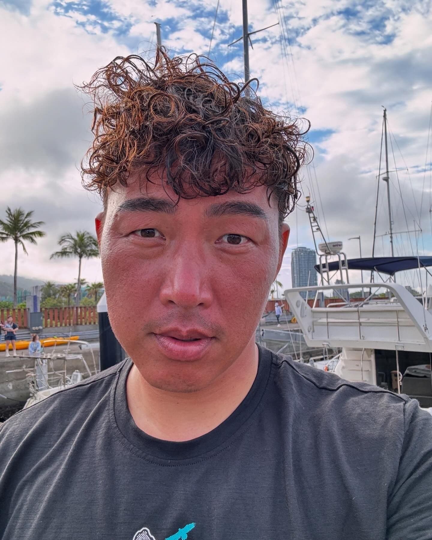 郭泓志為實境節目曬成黑炭。(三立提供)
