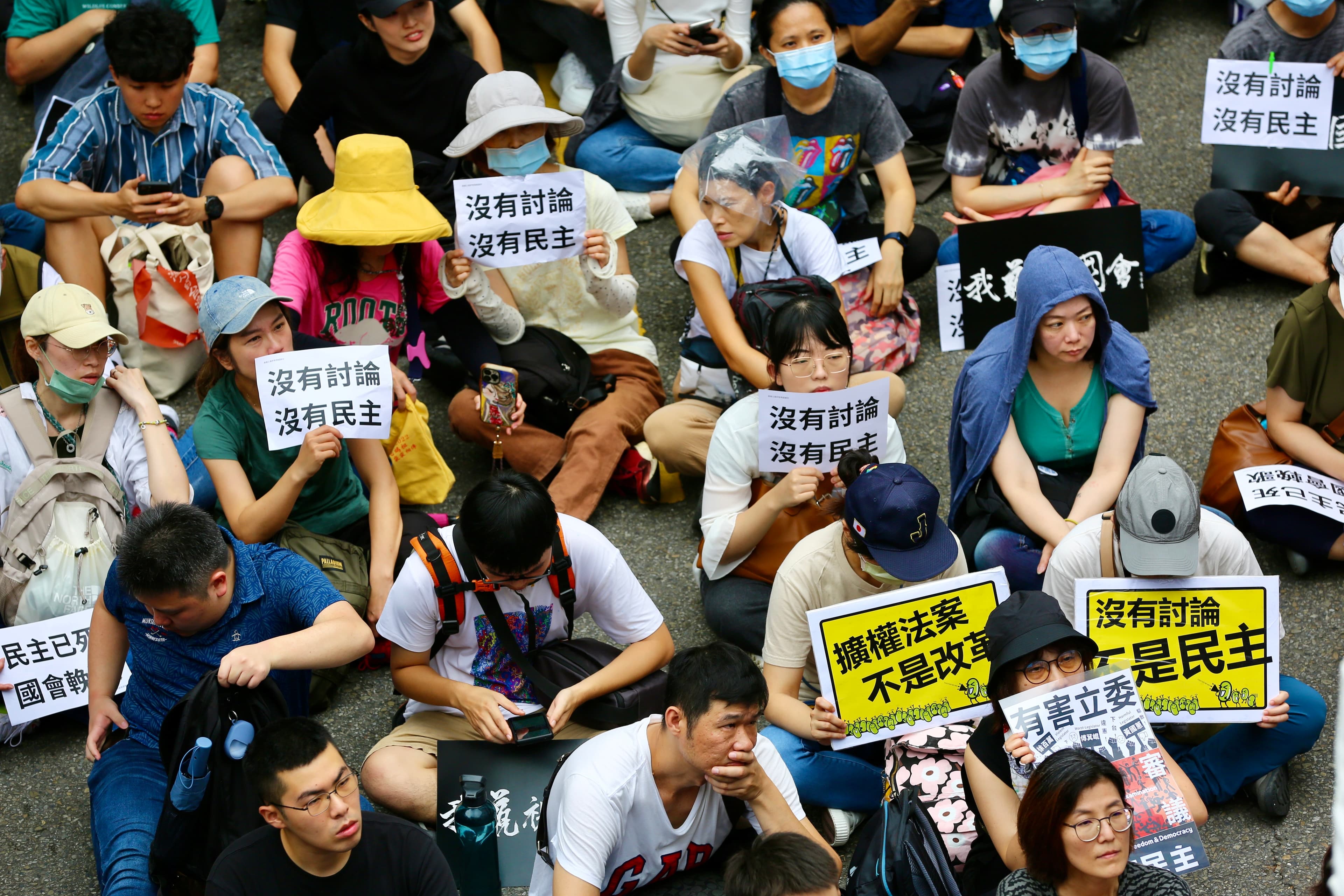 24日立院通過聽證、調查權等二讀條文,場外群眾聚集抗議。