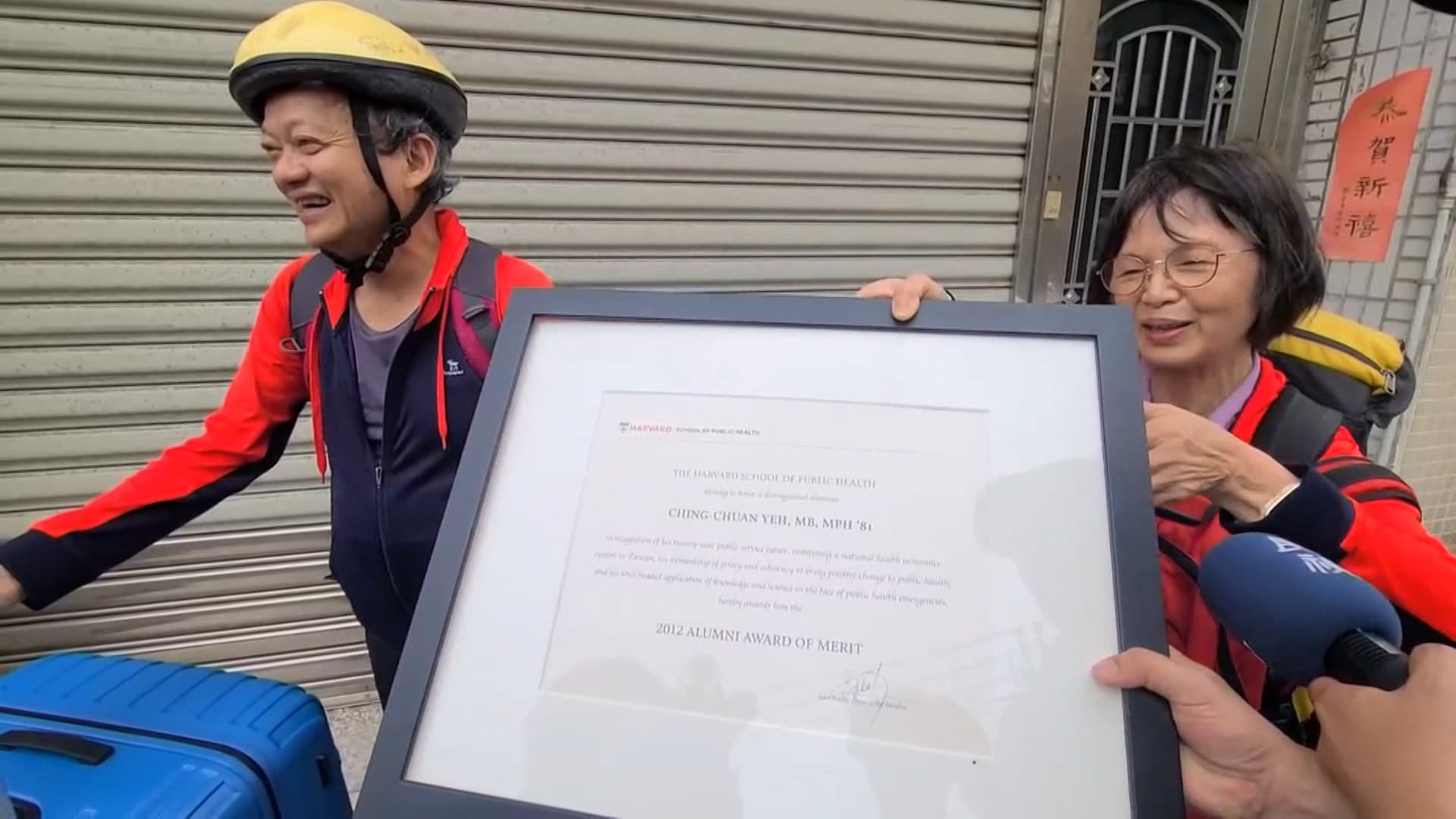 前衛生署長葉金川(左)在這次地震中成為受災戶,與妻子回家搶救家當。(《鏡新聞》提供)