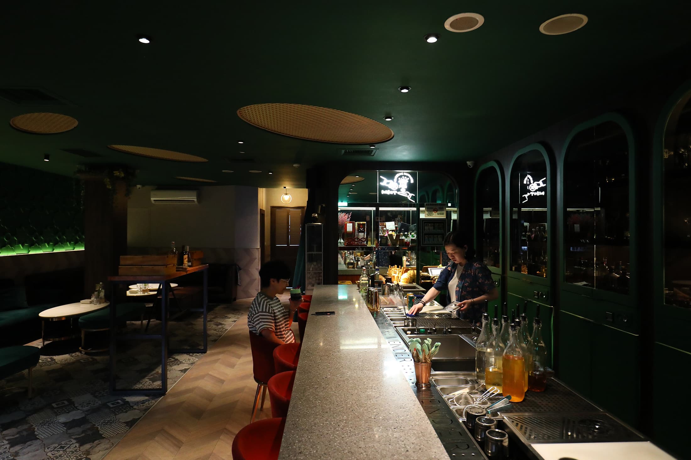 「Vender Bar」的1樓空間主打星馬元素,營造熱鬧喝酒的氣氛。