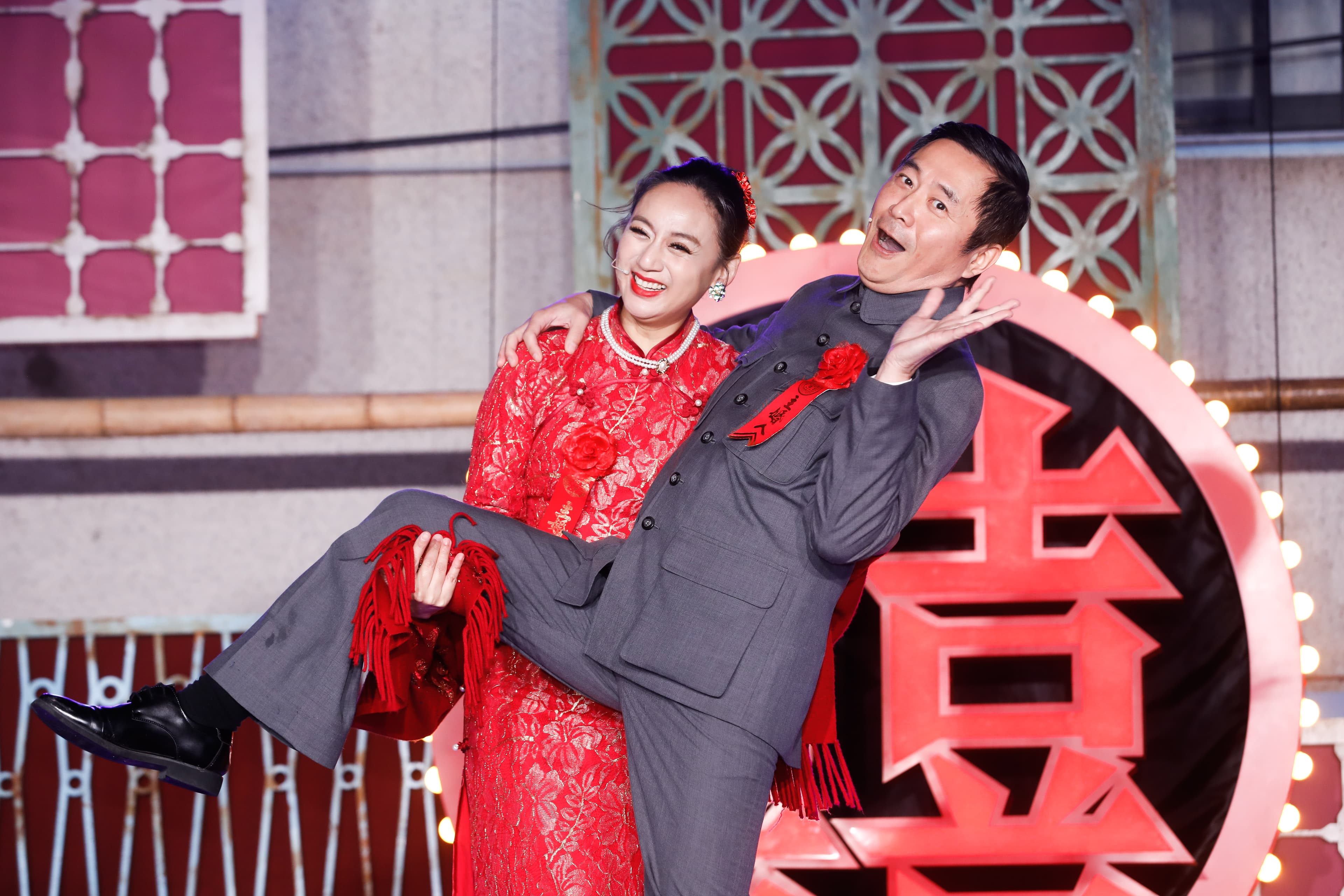 湯志偉飾演《一村喜事》村長,和高蕾雅搭檔演夫妻。