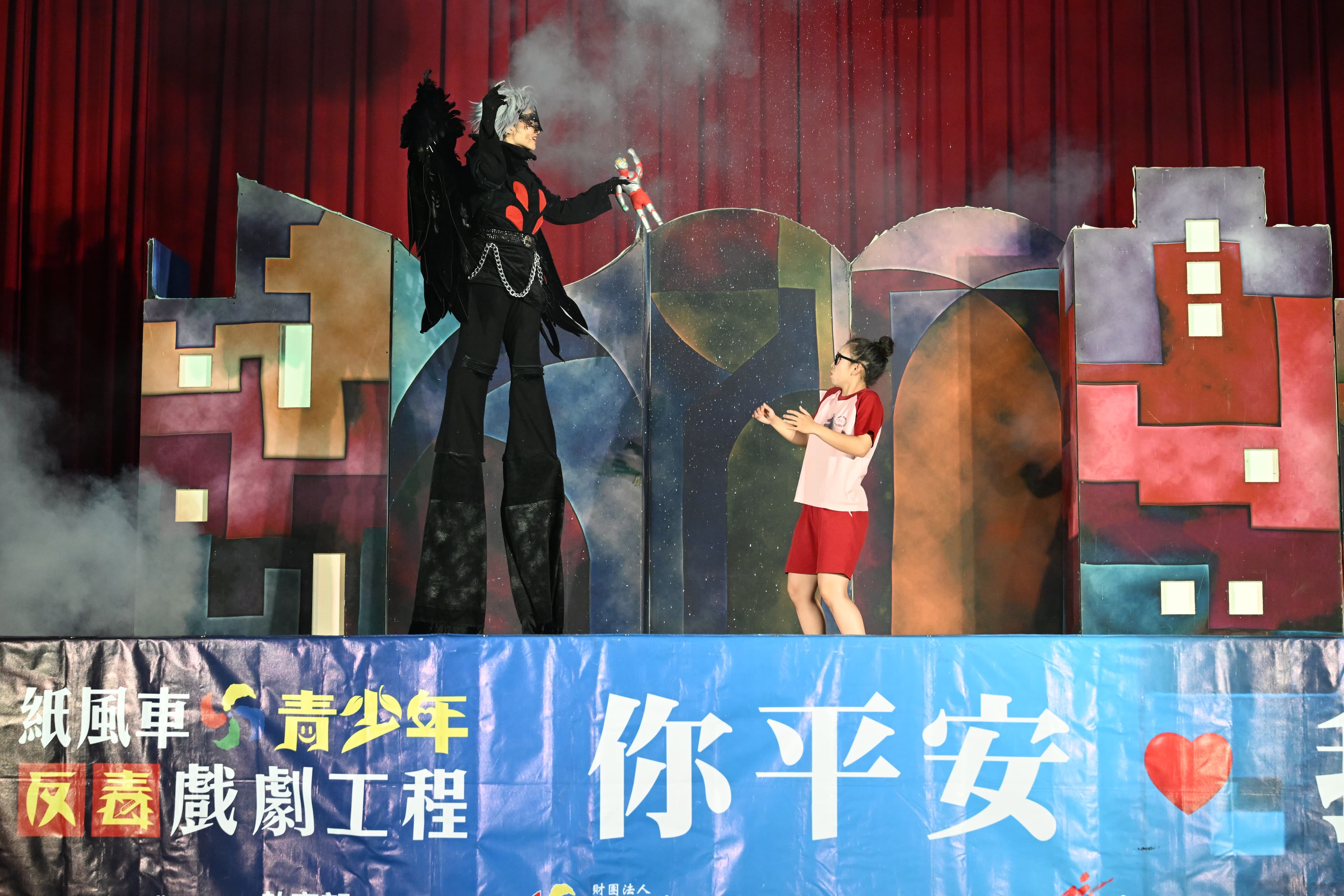 「紙風車青少年反毒戲劇工程」在台北國語實小帶來行動劇,向學生普及反毒意識。(紙風車文教基金會提供)