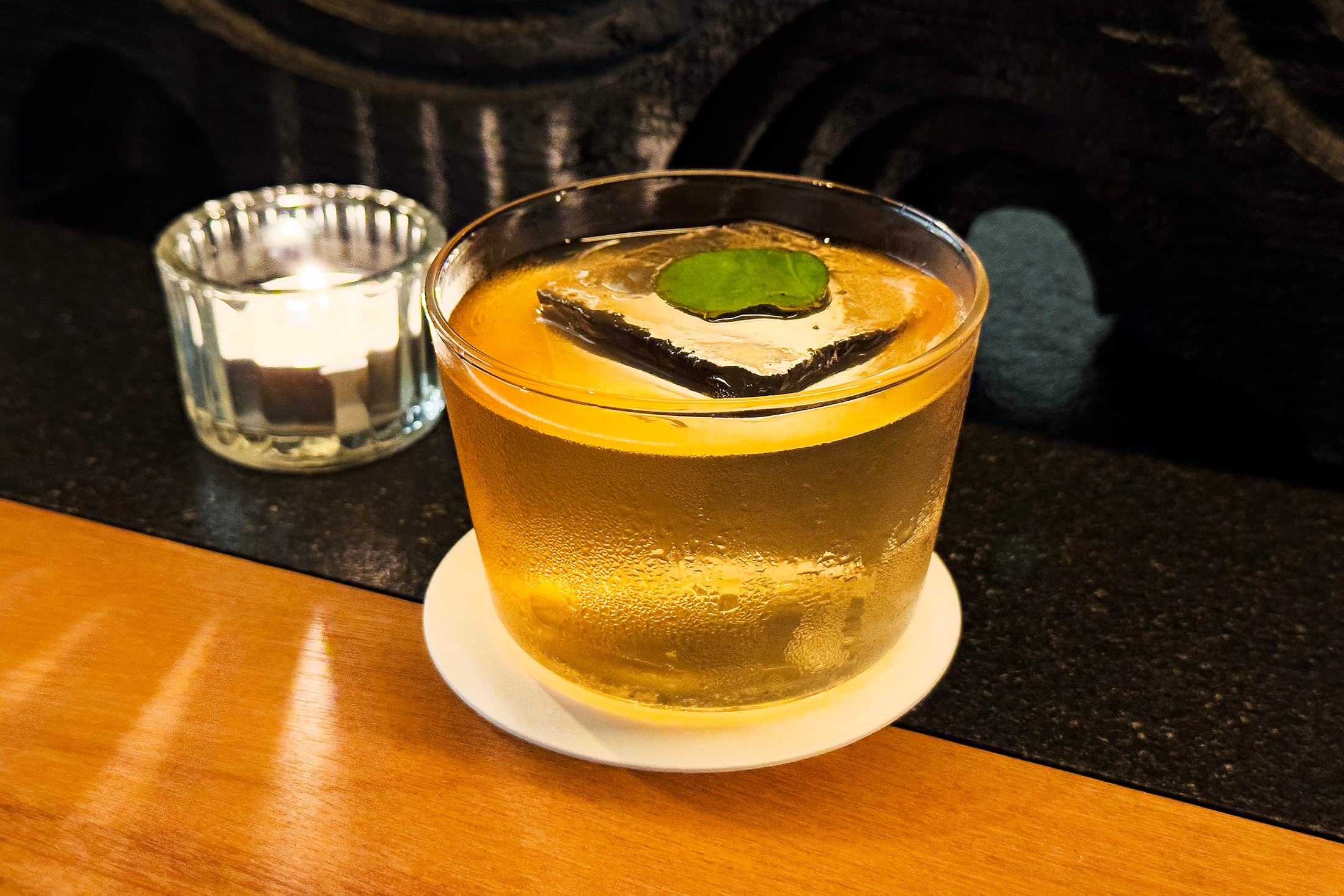 「Denim Art 2」以蘭姆酒、雪莉酒、荖葉、紅豆與香料詮釋丹寧文化,將熟悉的台灣街頭記憶轉化為耐人尋味的風味體驗。(400元/杯)