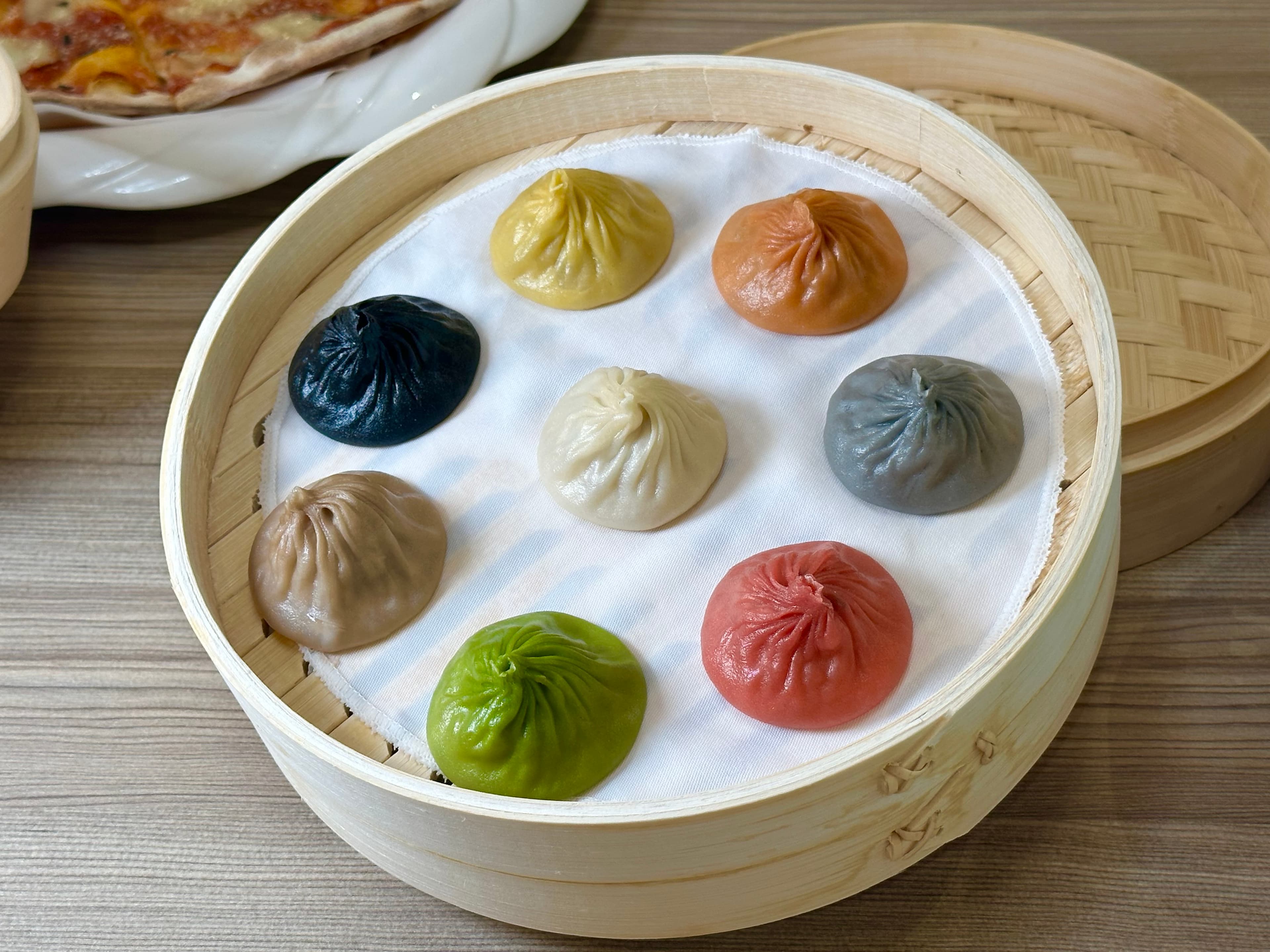 能吃到8種風味的「特色皇朝小籠包」,將其中一款鵝肝換成了鮑汁鮑魚口味,依然濃郁鮮美。(368元/籠、8粒)