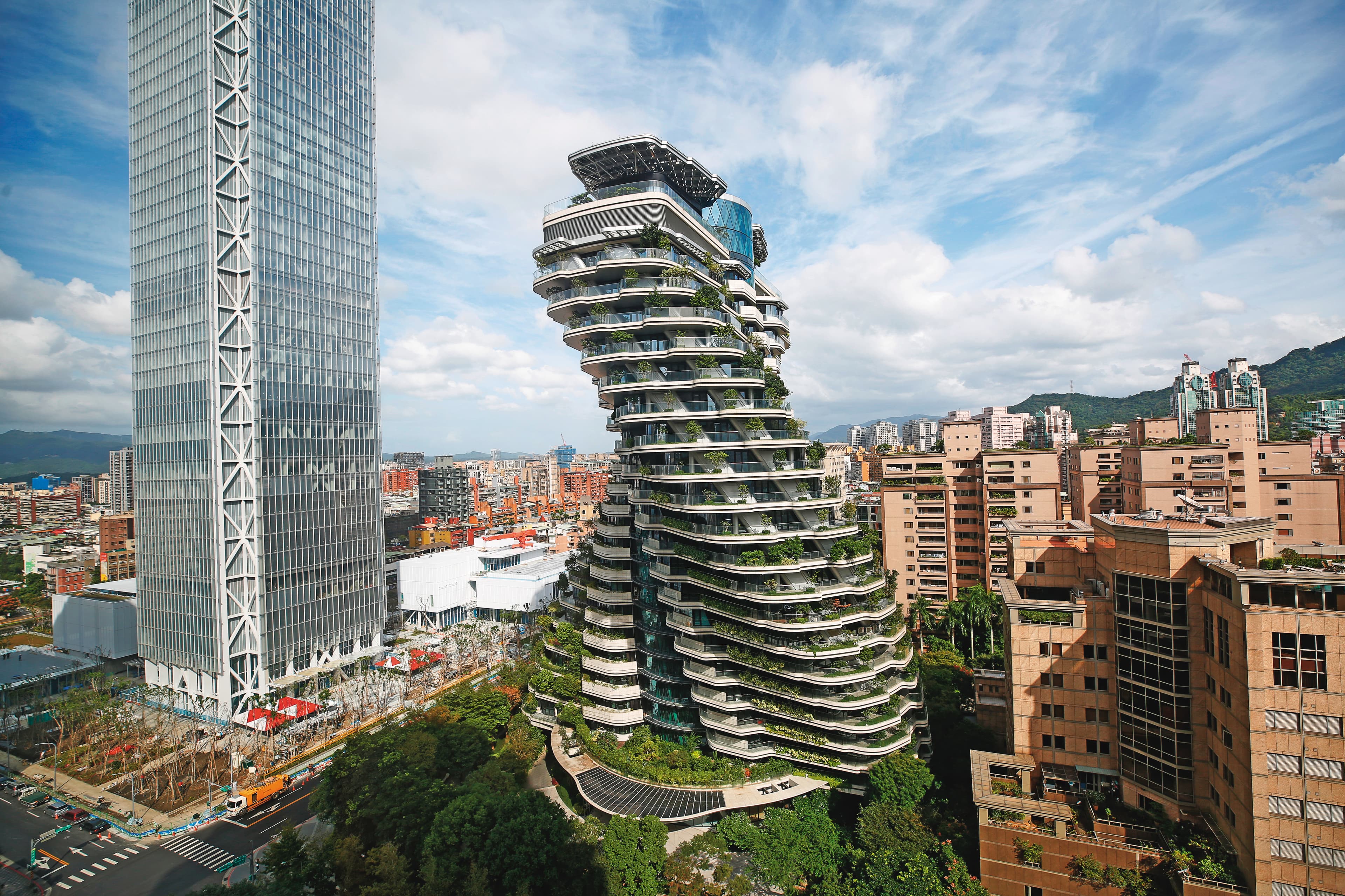 亞太會館在十多年由中工標下改建為陶朱隱園豪宅,是否涉及弊端,正由檢方一併釐清。