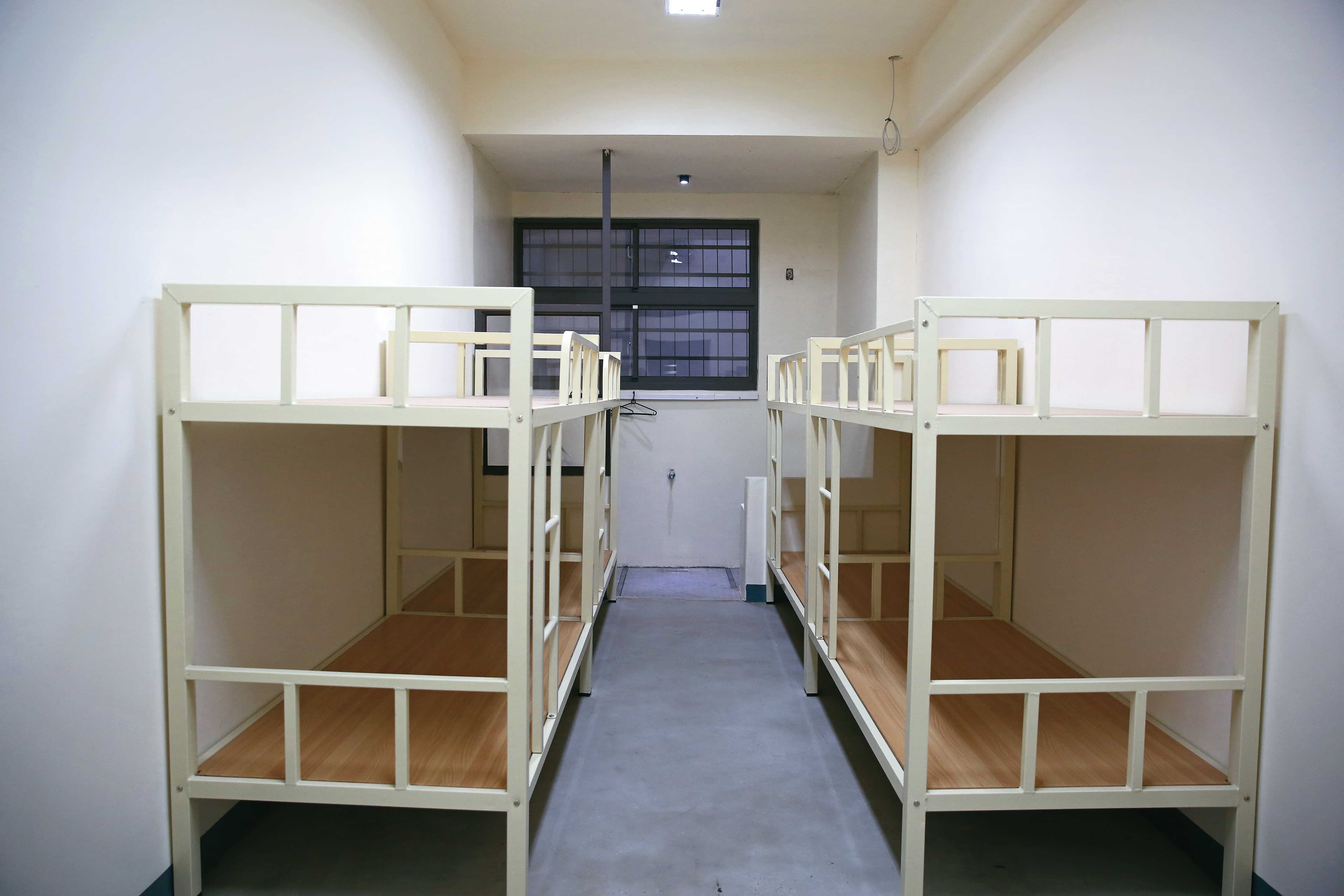 監獄的囚房空間狹小，受刑人容易發生口角或肢體衝突。