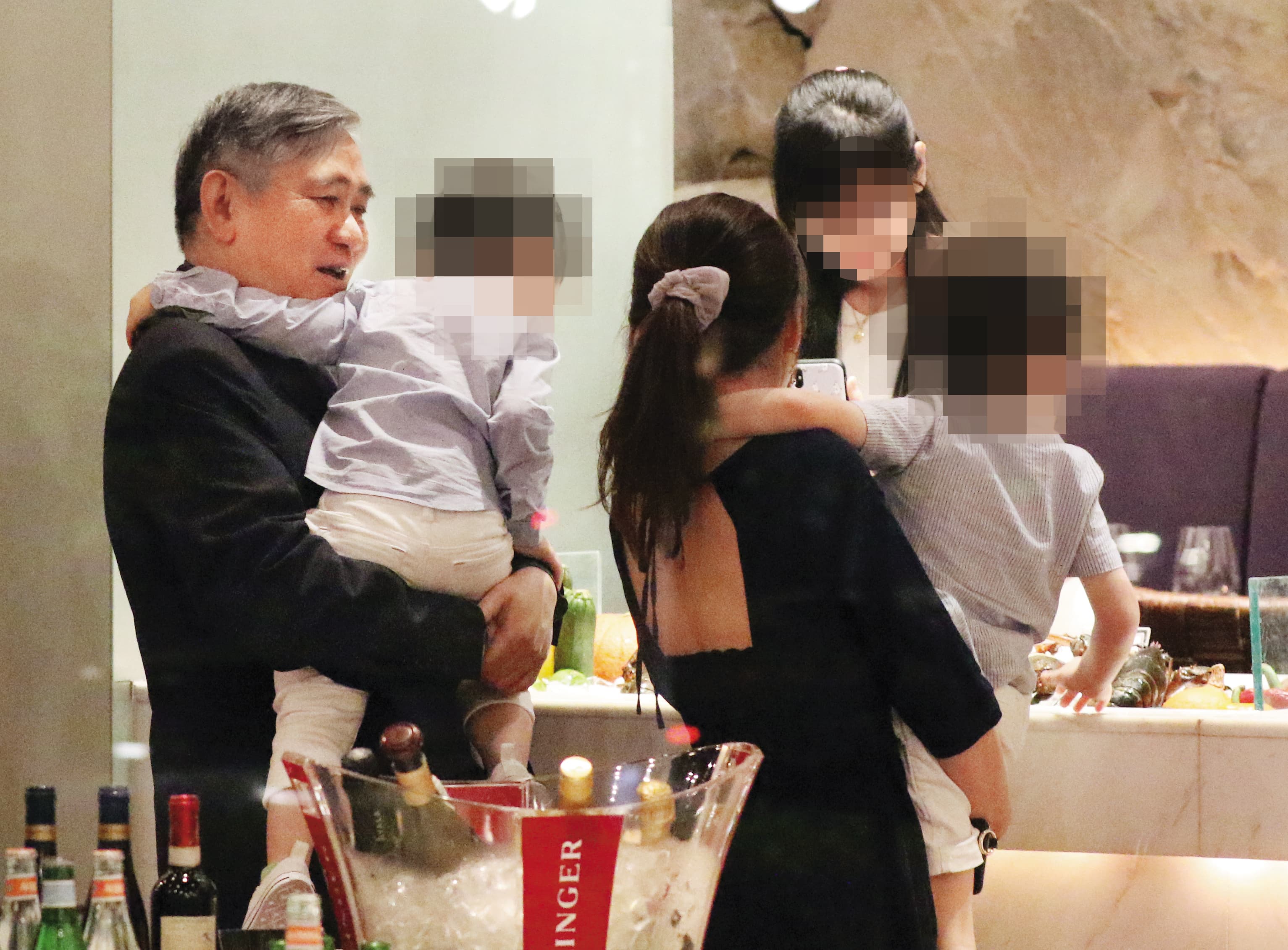 王文洋很有小孩子緣,常在聚會時抱小孩。
