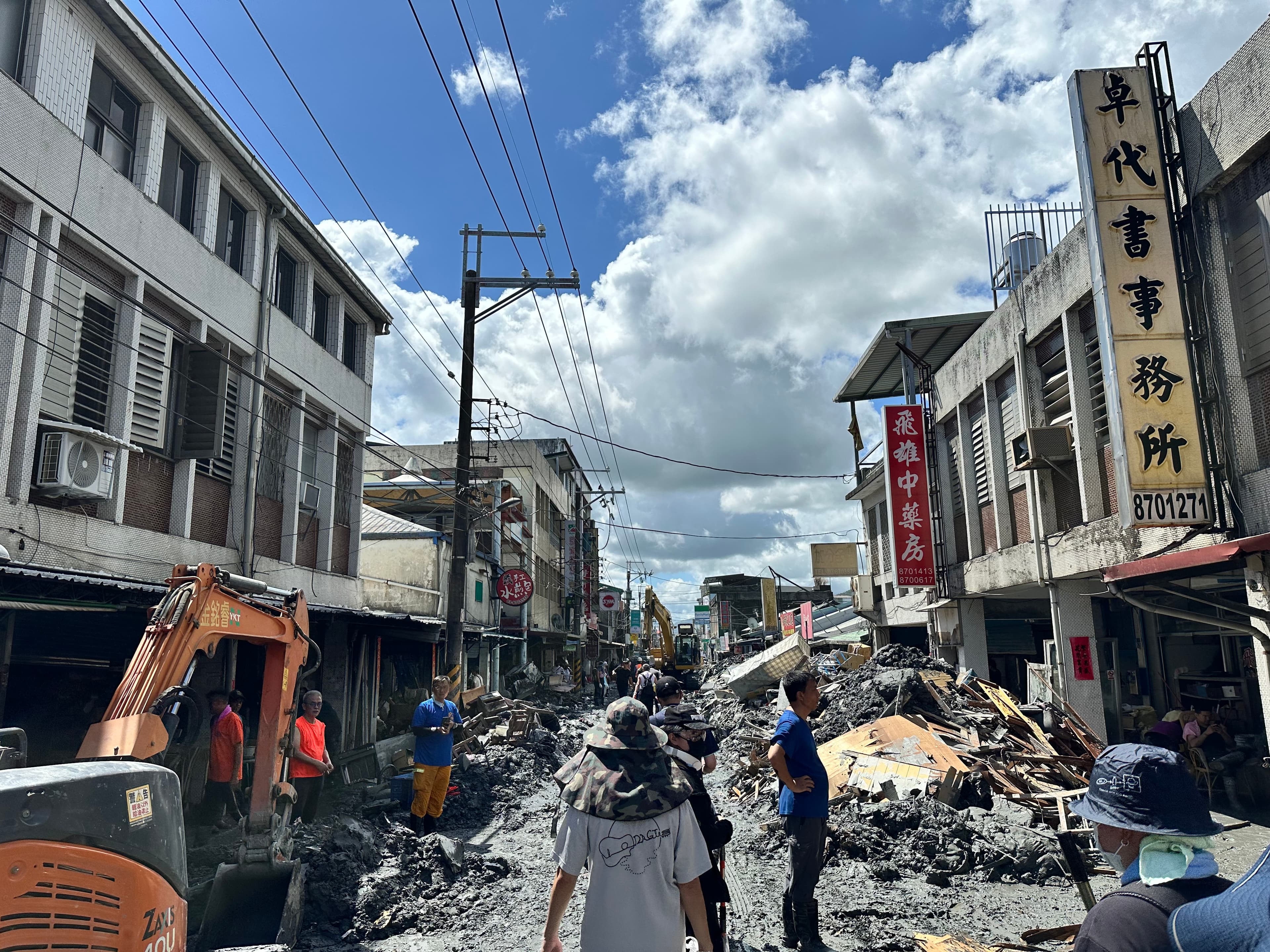 光復鄉市區正進行清運，路面泥濘。