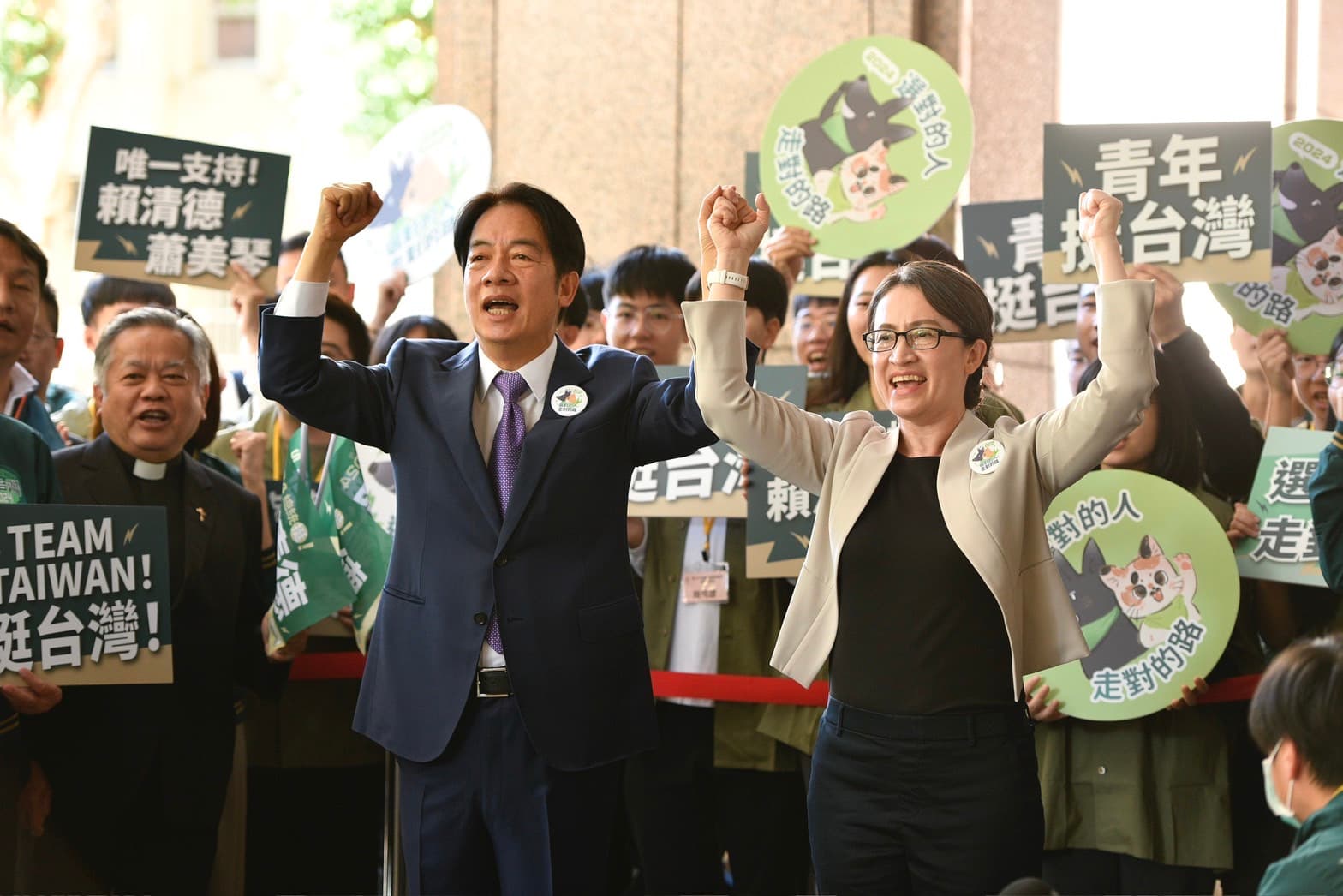 「賴蕭配」今登記參選,2人衣服上的貓狗別針格外引起注目。