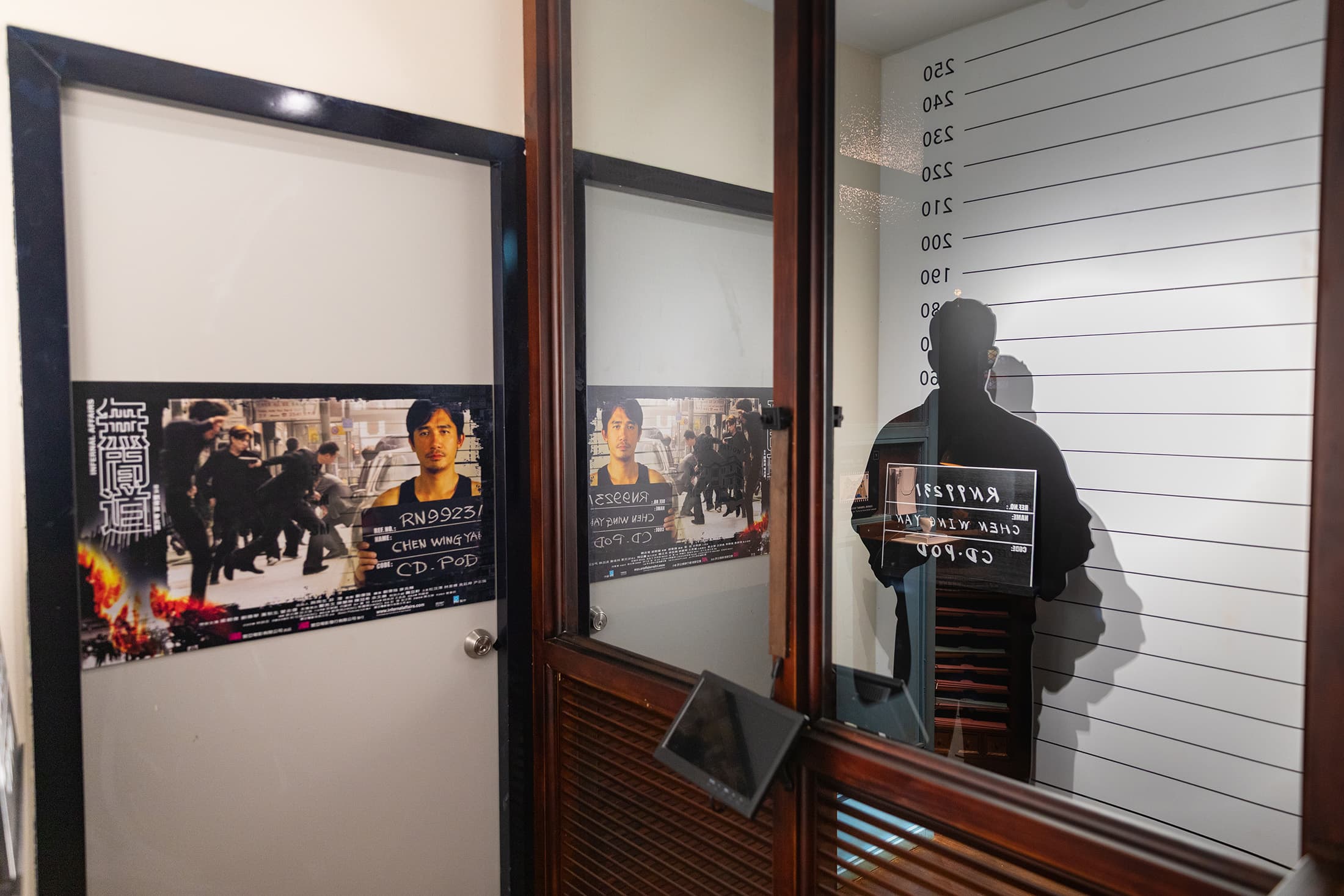 「油蔴地警署光影之旅」引領觀眾走入香港經典警匪片場景,藉由互動設計重溫港片魅力。(香港旅遊發展局提供)