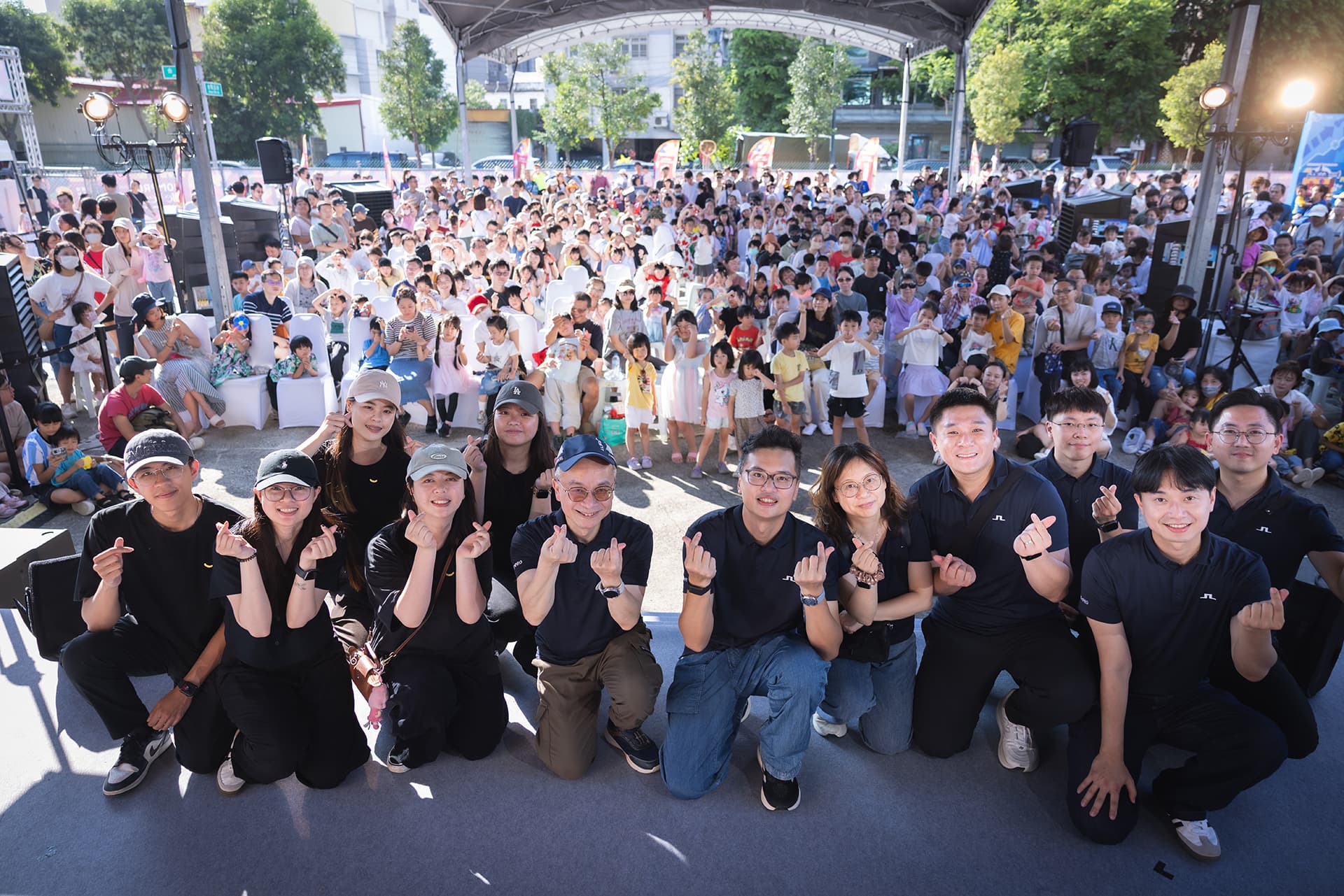 鴻柏親子嘉年華在大合照中留下滿滿笑容,也為這場夏日相聚畫下溫暖句點,品牌也預告將推出「香山運動館案」與「金雅日光計劃8」,持續為新竹帶來更好的建築作品。