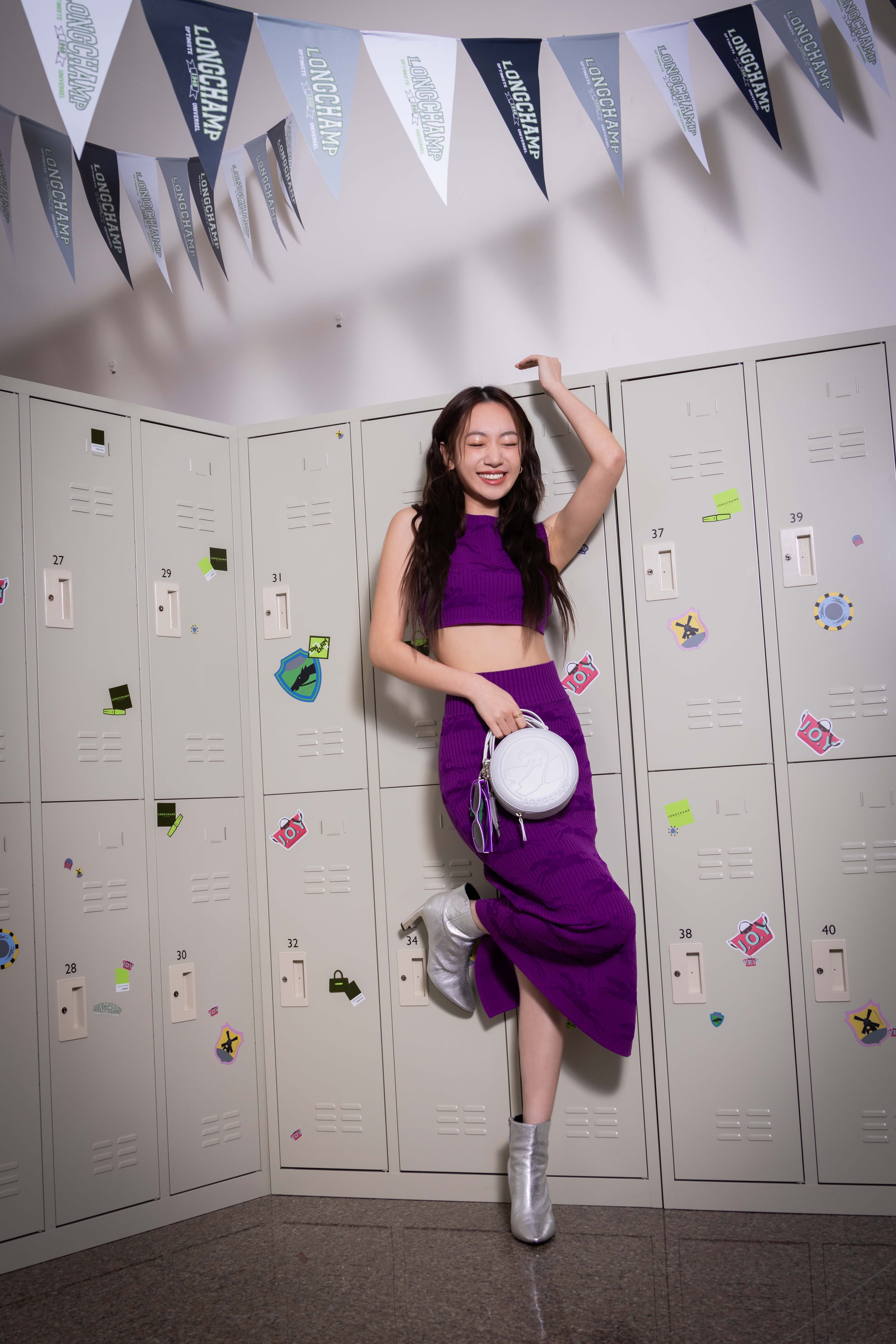 Julia 吳卓源的好身材真的完美詮釋了紫色兩件式洋裝。(LONGCHAMP提供)