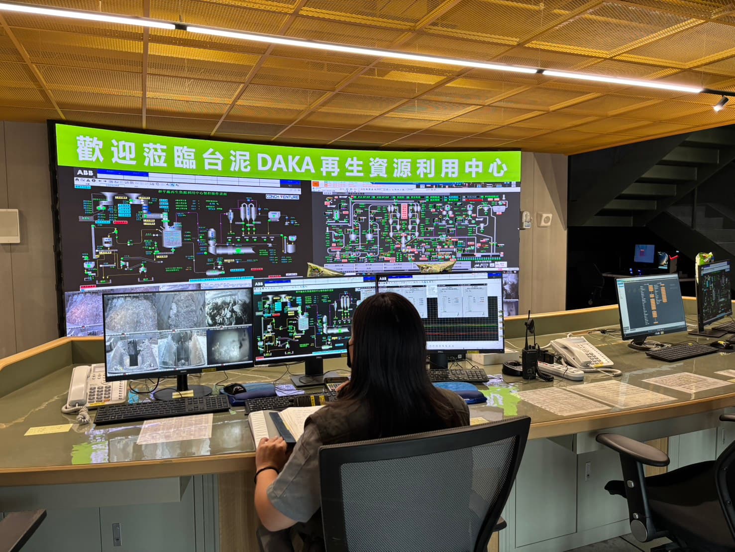 台泥DAKA再生資源利用中心招聘了許多當地傑出的女性,其中有多位女性經過台泥出資培訓取得「固定式起重機操作人員證照」,成為抓斗操作員。
