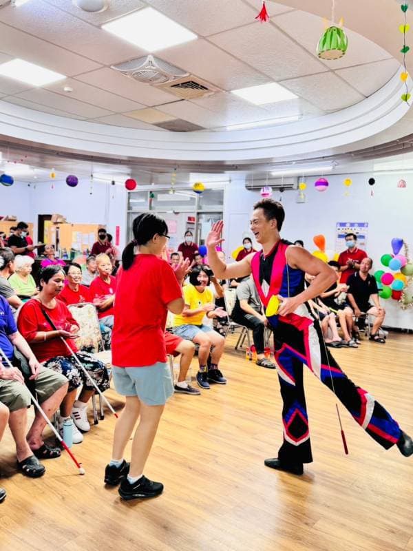 世界扯鈴金牌卓家宏也為身障者們帶來精采的現場表演。(雲林縣身心障礙養護中心提供)