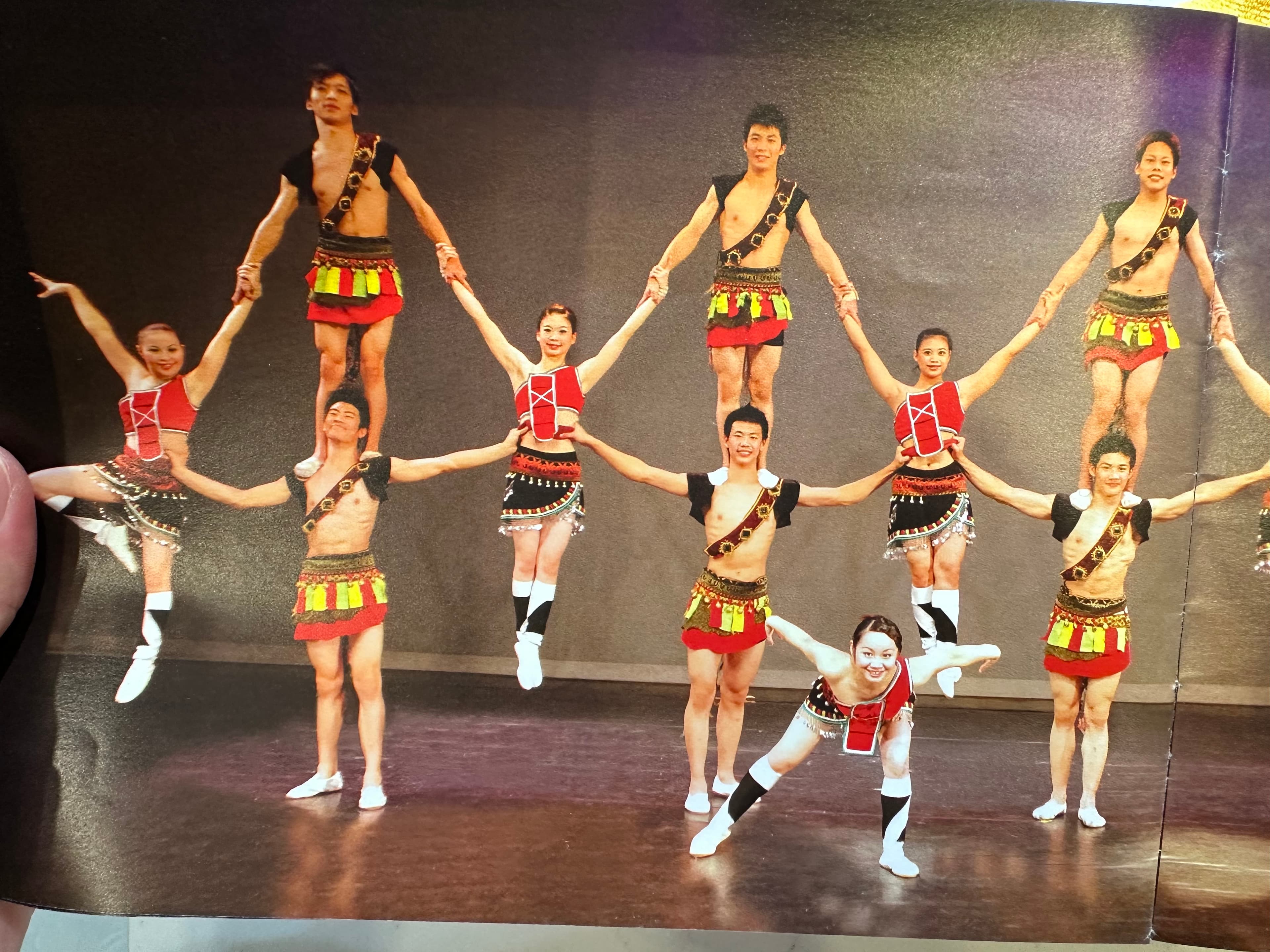 林智偉高中時期(紅圈處)與同學在舞台上表演花式疊羅漢。(林智偉提供)