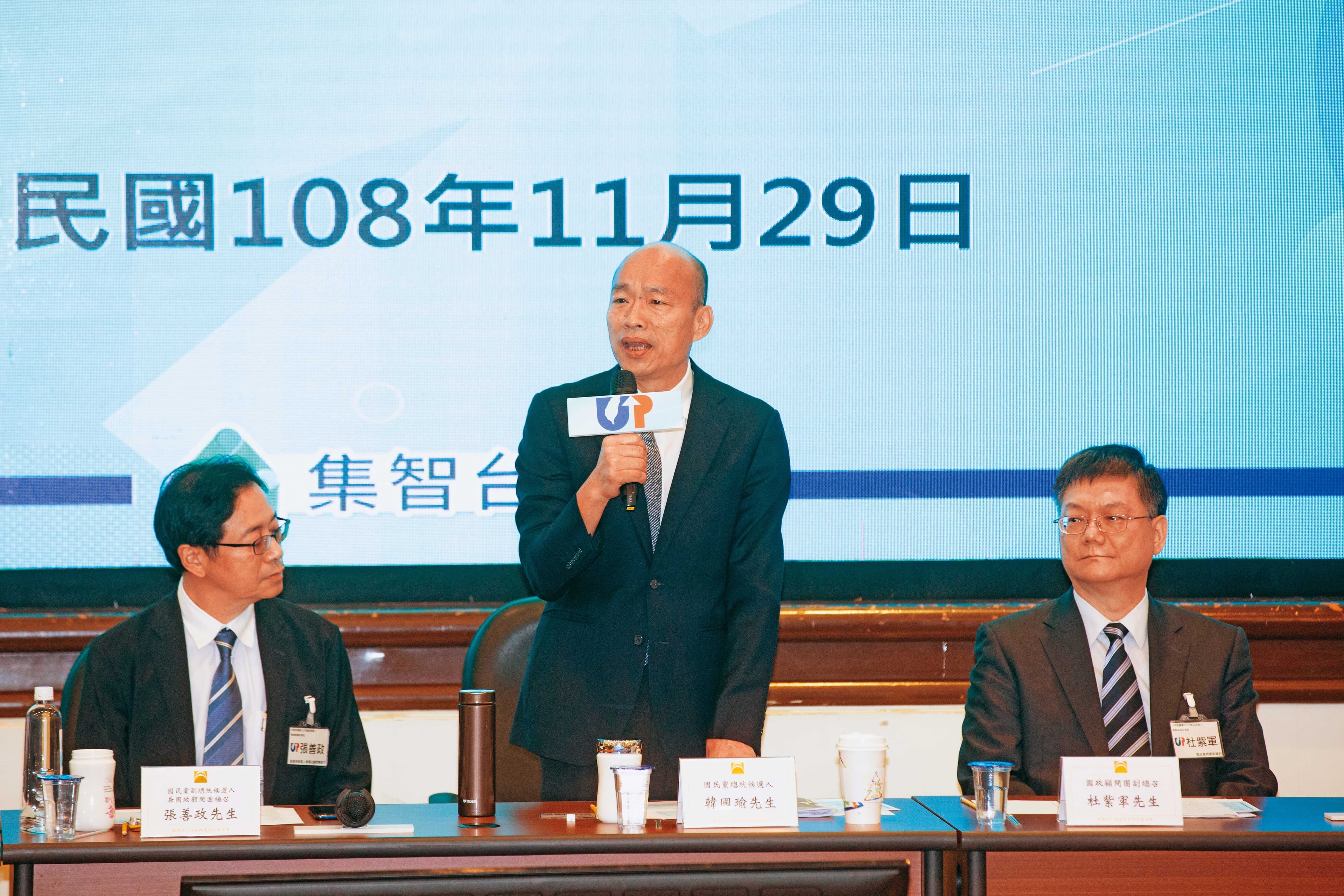 杜紫宸曾公開批評時任總統參選人韓國瑜(中),但不久後他的胞弟杜紫軍(右)就加入韓的競選團隊,一度引起話題。