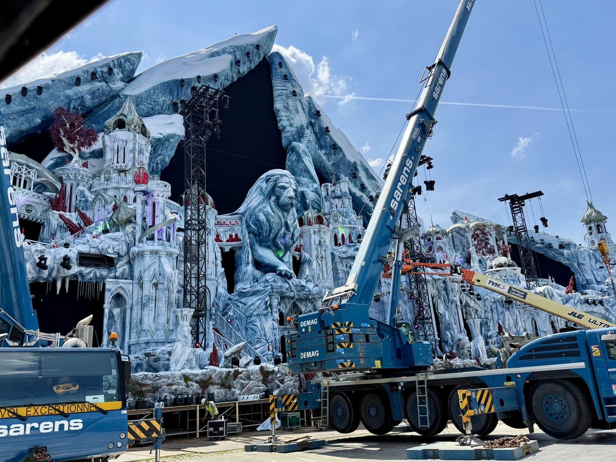 Tomorrowland本屆的主舞台以冰雪世界為主軸,歷時數月並匯集多位藝術家心血將虛擬化為真實舞台。(翻攝X@geotechwar)