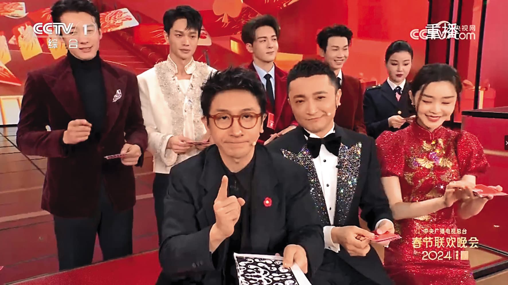 睽違5年,劉謙(前排左)於今年農曆年前,再登春晚表演魔術。(翻攝自CCTV)