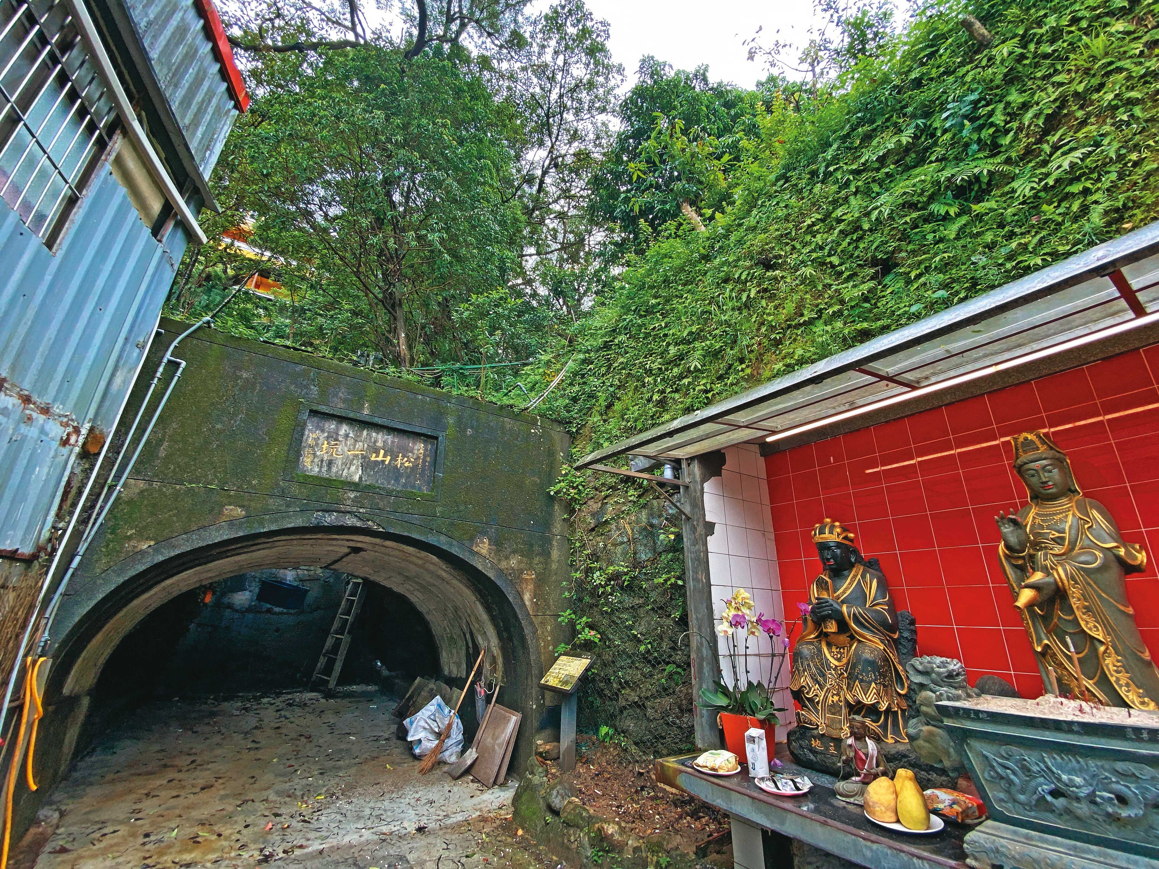 許女家世顯赫,父執輩還曾擁有台北市最大的松山煤礦場。(翻攝畫面)