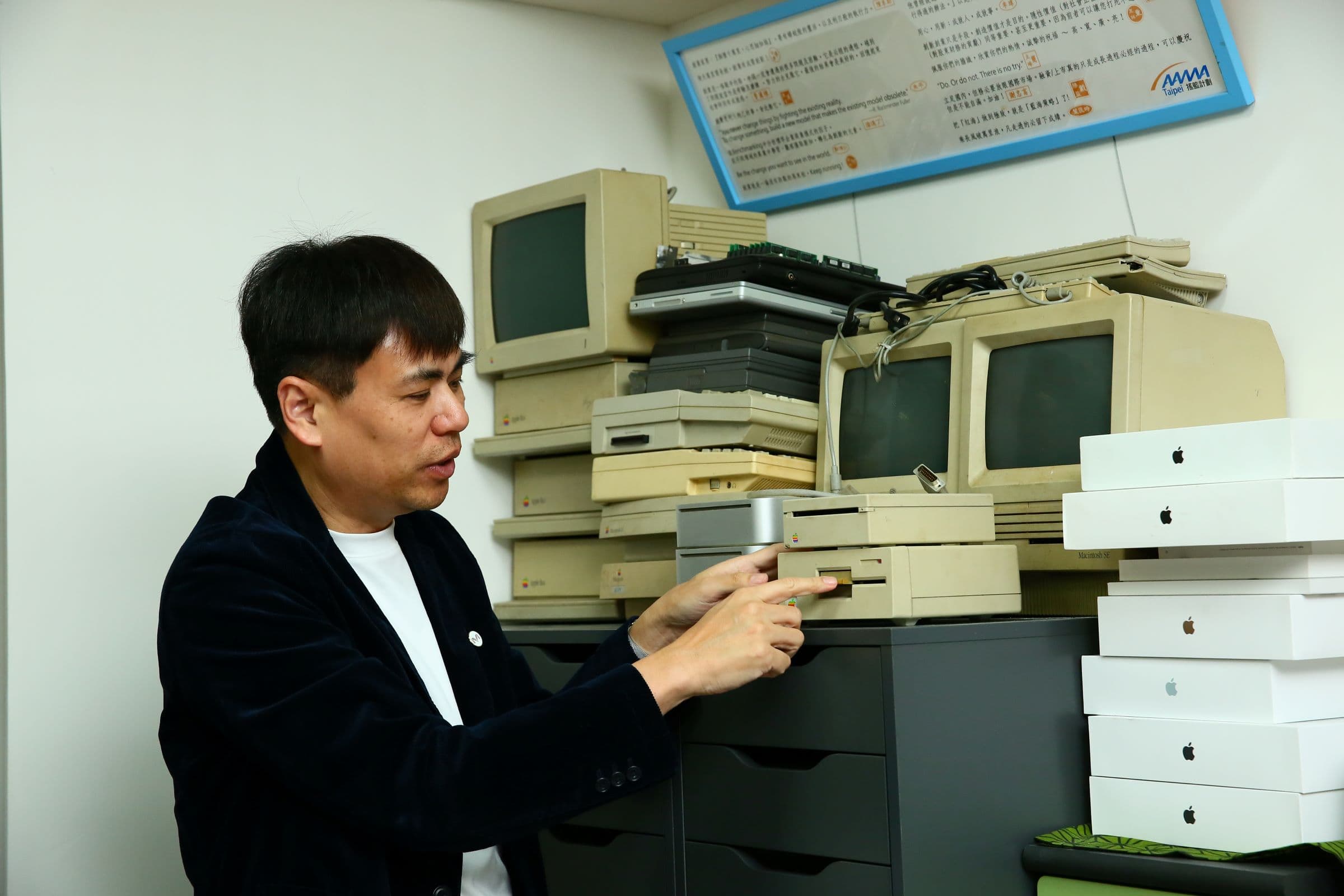 高中時代,陳良信為了破解AppleⅡ裡的遊戲,自學組合語言。而這些「老古董電腦」他還留著,感覺他這個人雖是數位科技人卻也很念舊、有溫度