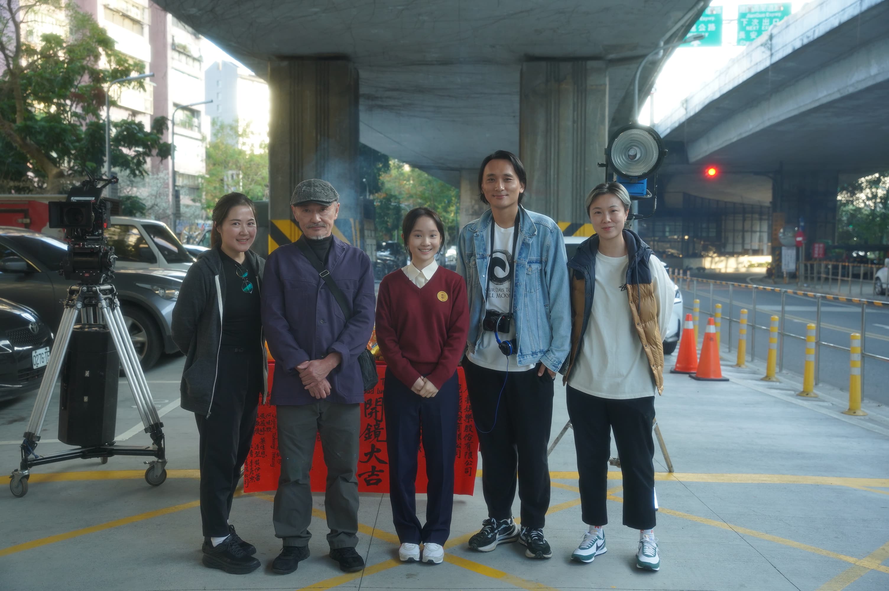 不丹導演巴沃邱寧多傑(右二)與妻子賴梵耘(左一)加入劇組,由林鉅(左二起)和方郁婷飾演祖孫,右一為製片馬君慈。(華映娛樂提供)