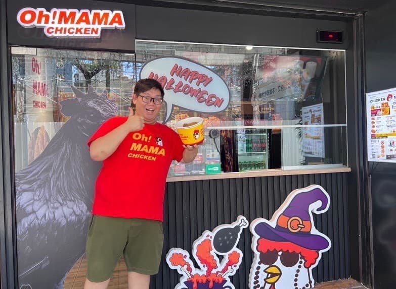 楊智淵與YT網紅阿晉合作美式炸雞Oh!MAMA CHICKEN。(楊智淵提供)