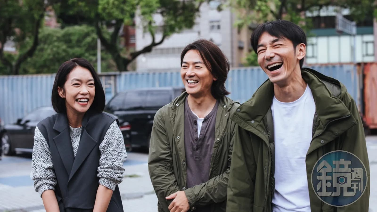 鄭伊健(中)婚後住在日本福岡,有工作才會回港,他2022年曾來台演出影集《百萬人推理》。(百聿數碼提供)