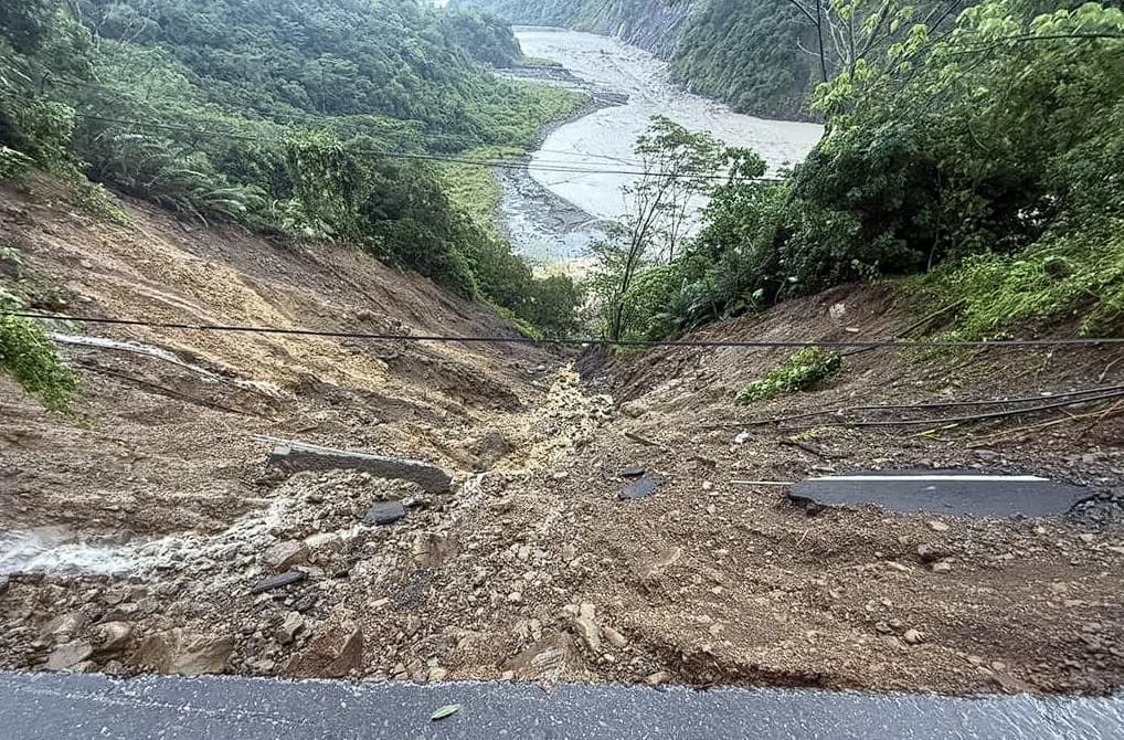 高雄桃源山區南橫公路因大雨遭掏空路基,李姓一家5口不幸墜谷。(翻攝畫面)