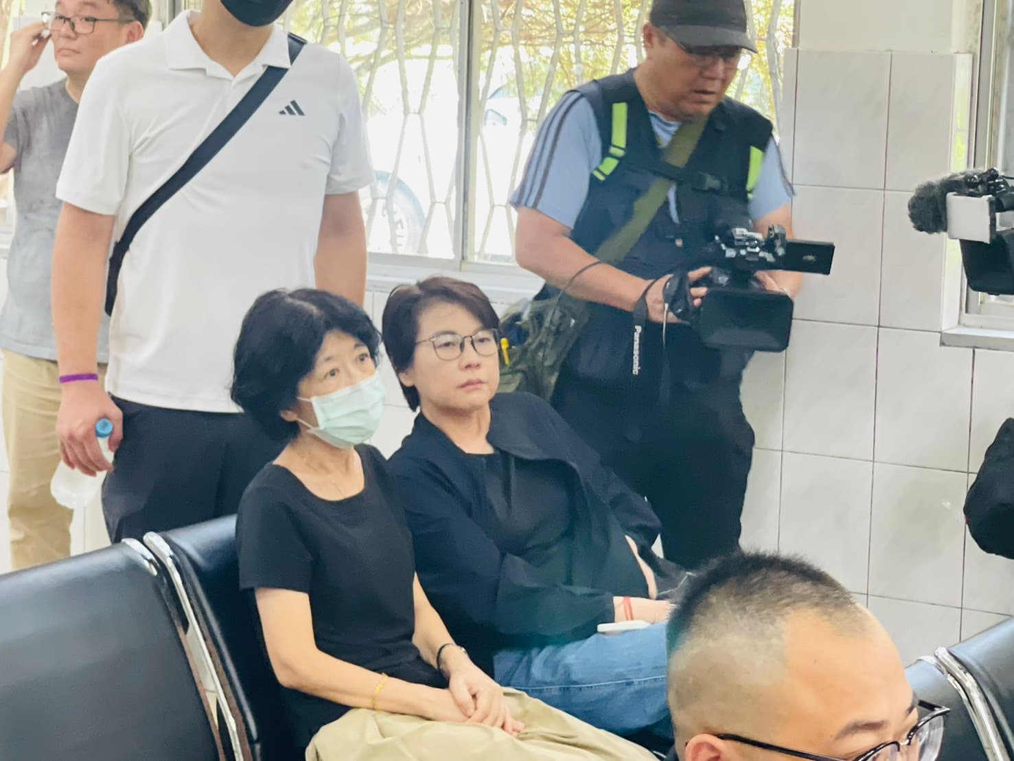 陳佩琪今前往看守所送會客菜、書本等。