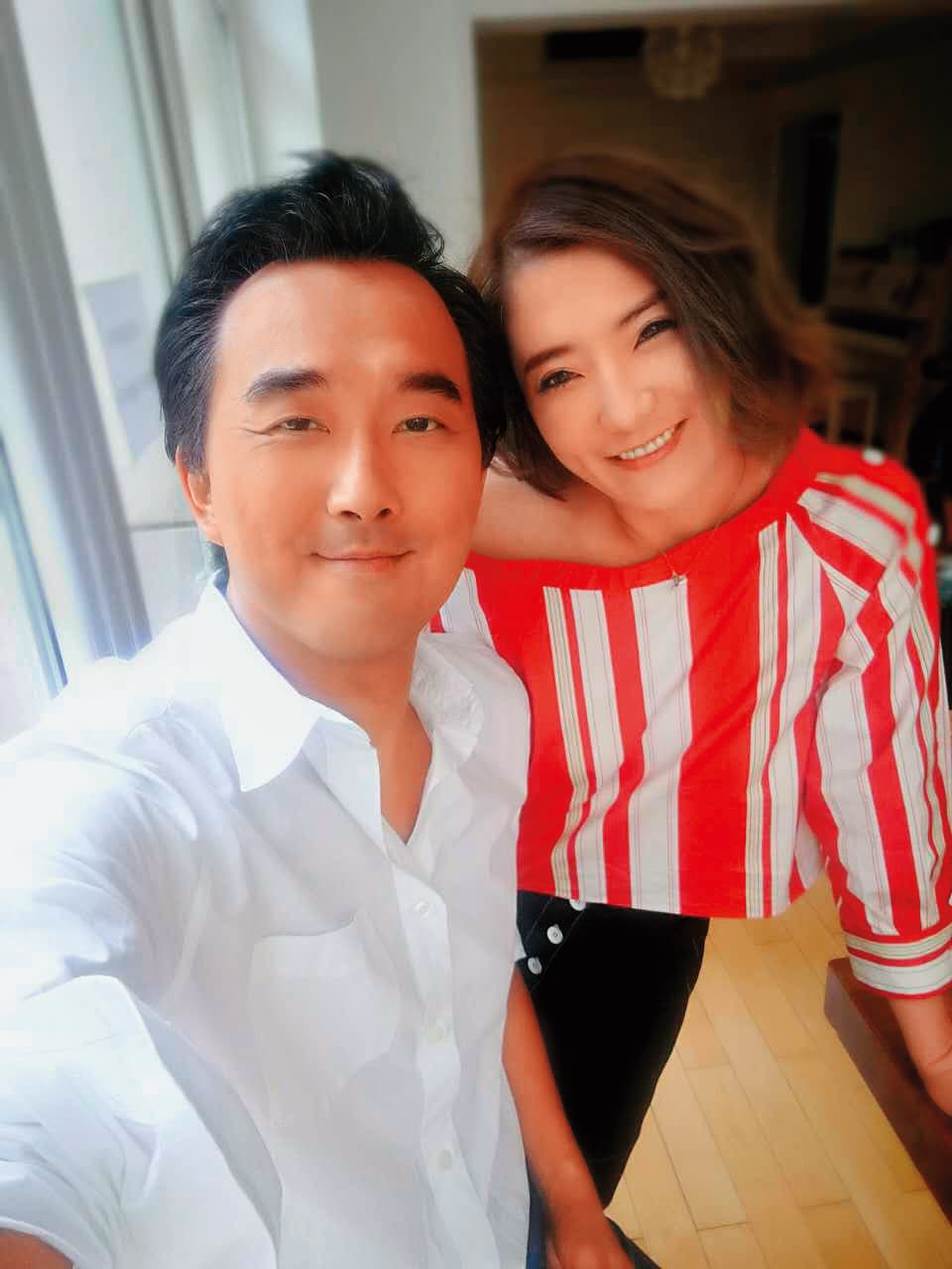 過去蔡岳勳(左)與于小惠(右)頗為熱情放閃,圈內很多人也都與他們互有工作往來。(讀者提供)