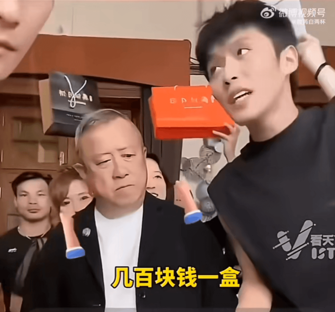 曾志偉在直播間聽小楊哥吹噓「美誠月餅」,一臉表情疑惑,網友認為他明知內情卻不制止。(翻攝微博影片)