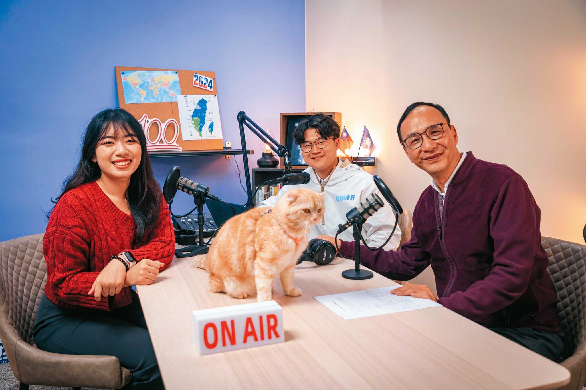 朱立倫(右)任內推出不少青年活動,日前發言人楊智伃(左)等人更開設Podcast節目。(翻攝朱立倫臉書)