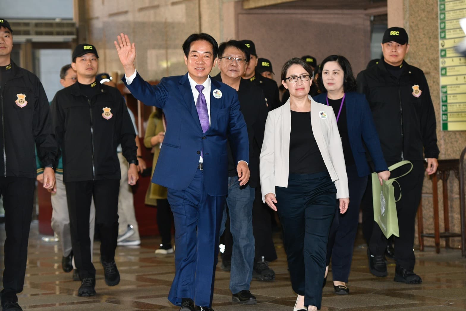 「賴蕭配」搶頭香,成為總統候選人中第一組登記者。