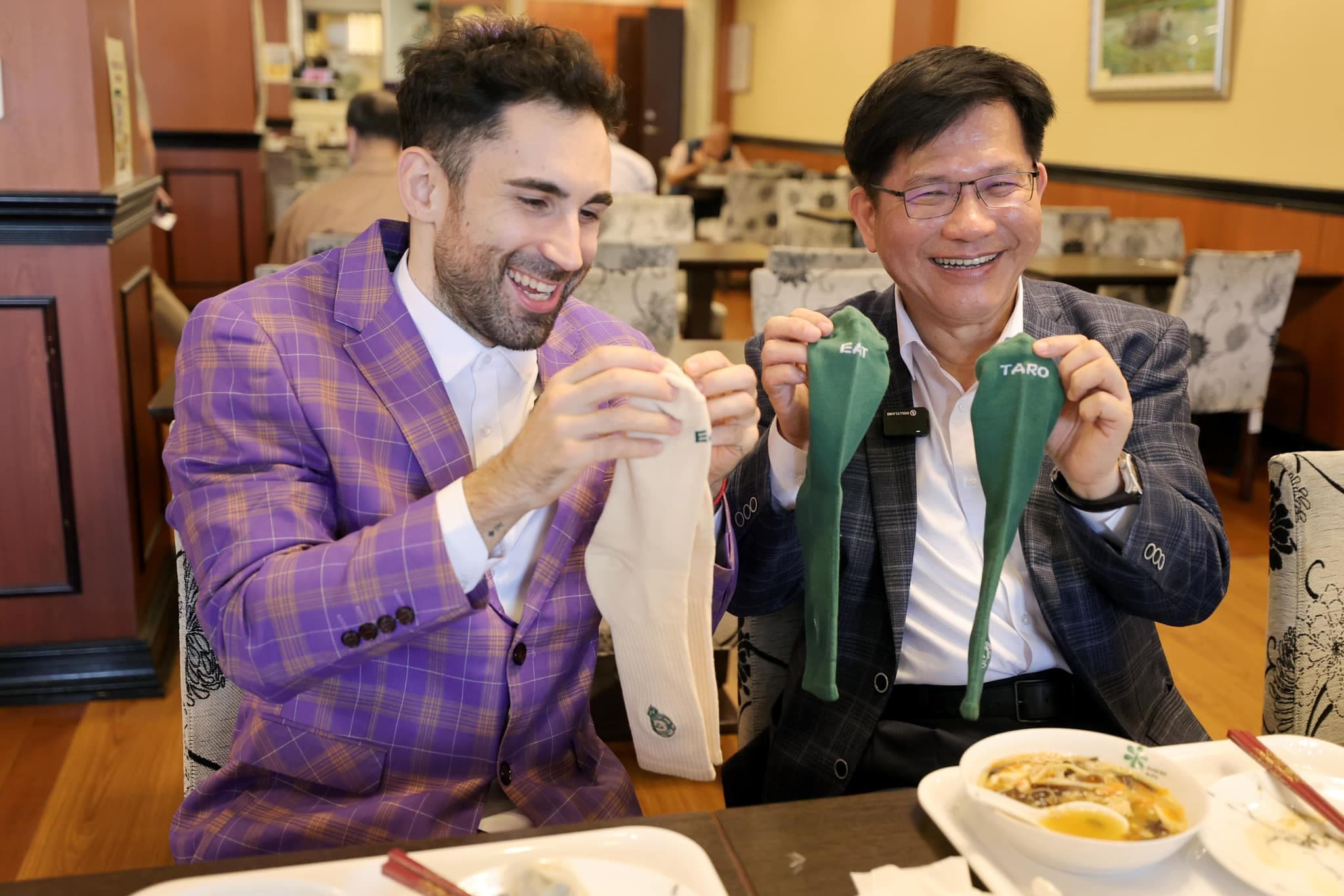 林佳龍收到酷送的「芋頭襪」。(翻攝自林佳龍臉書)