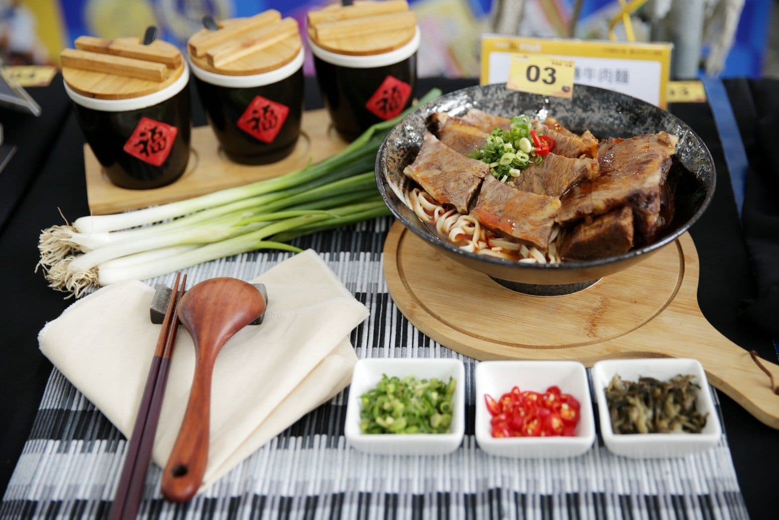 老龐家傳牛肉麵獲得台北國際牛肉麵節鮮食組紅燒金牌。（北市商業處提供）