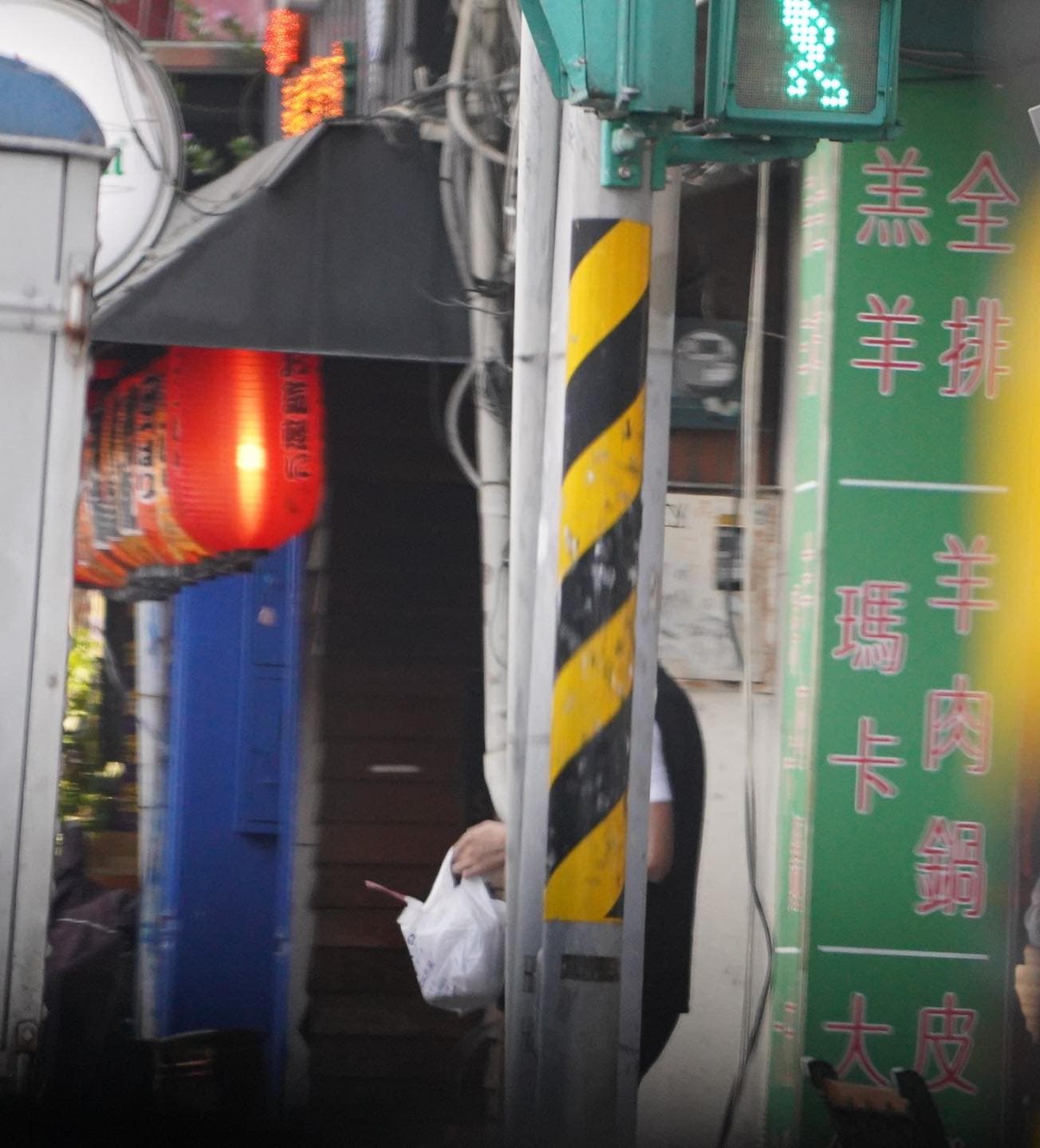 張斯綱指李進勇公務車臨停、拿餐、上車,一氣呵成。(翻攝張斯綱臉書)