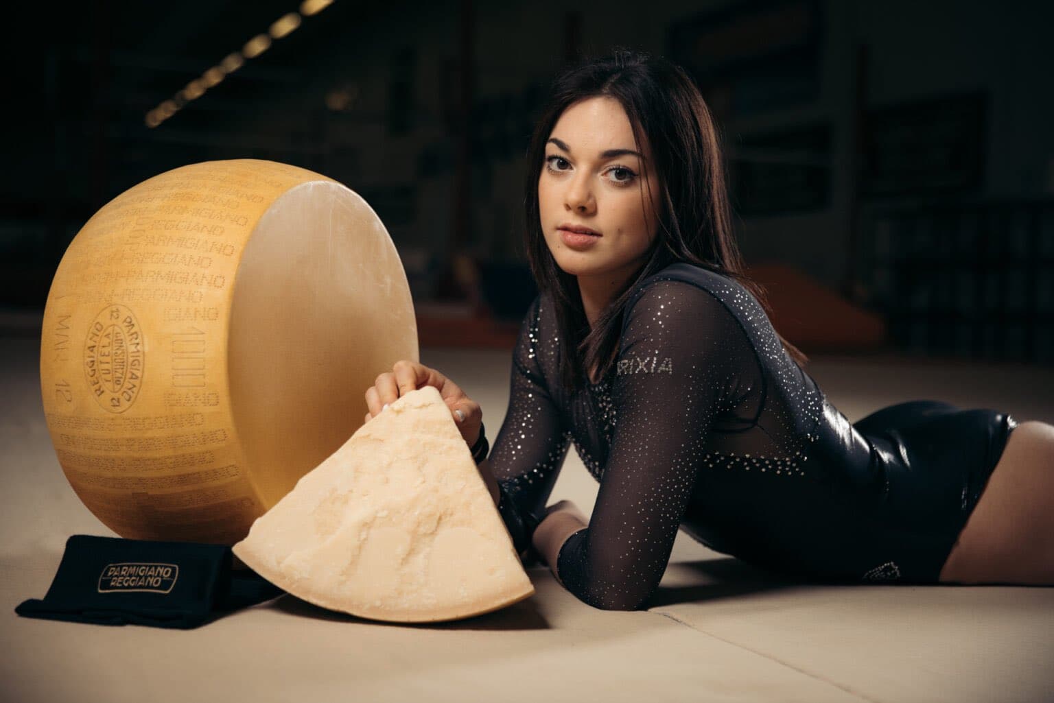 義大利體操選手維拉擔任帕瑪森起司代言人。（翻攝自PARMIGIANO REGGIANO；作者GABRIELE SEGHIZZI）