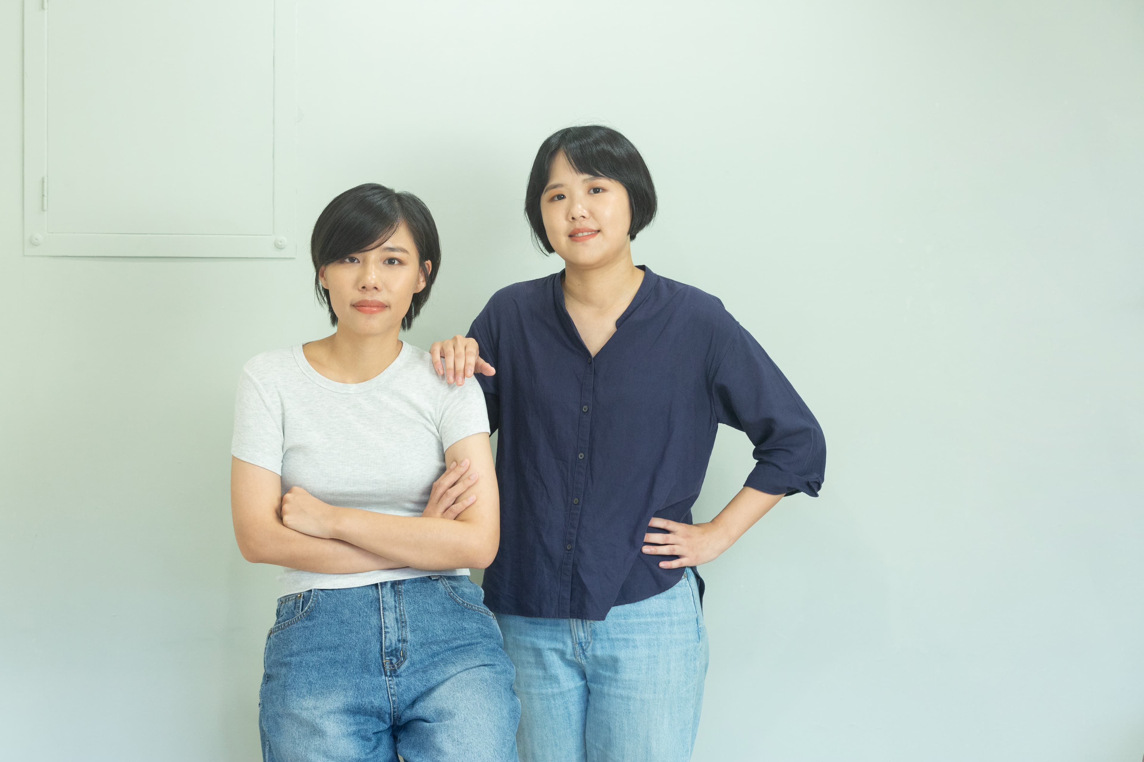 導演羅苡珊（左）與製片陳詠雙（右）攜手把《雪水消融的季節》推向世界各地的影展。