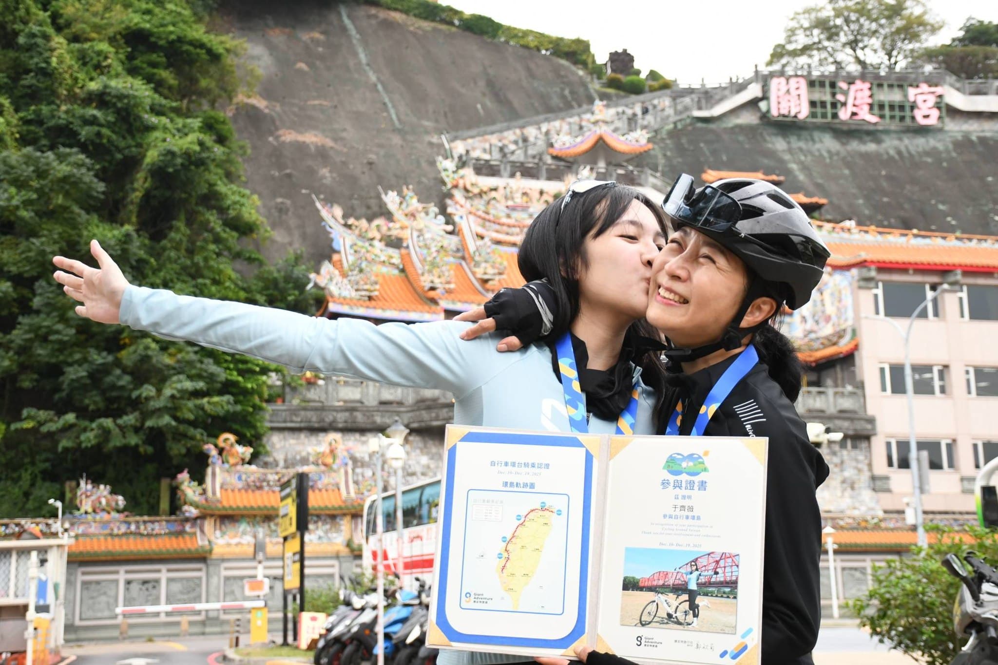 方文琳邀女兒一起騎車環島，過程有笑有淚。