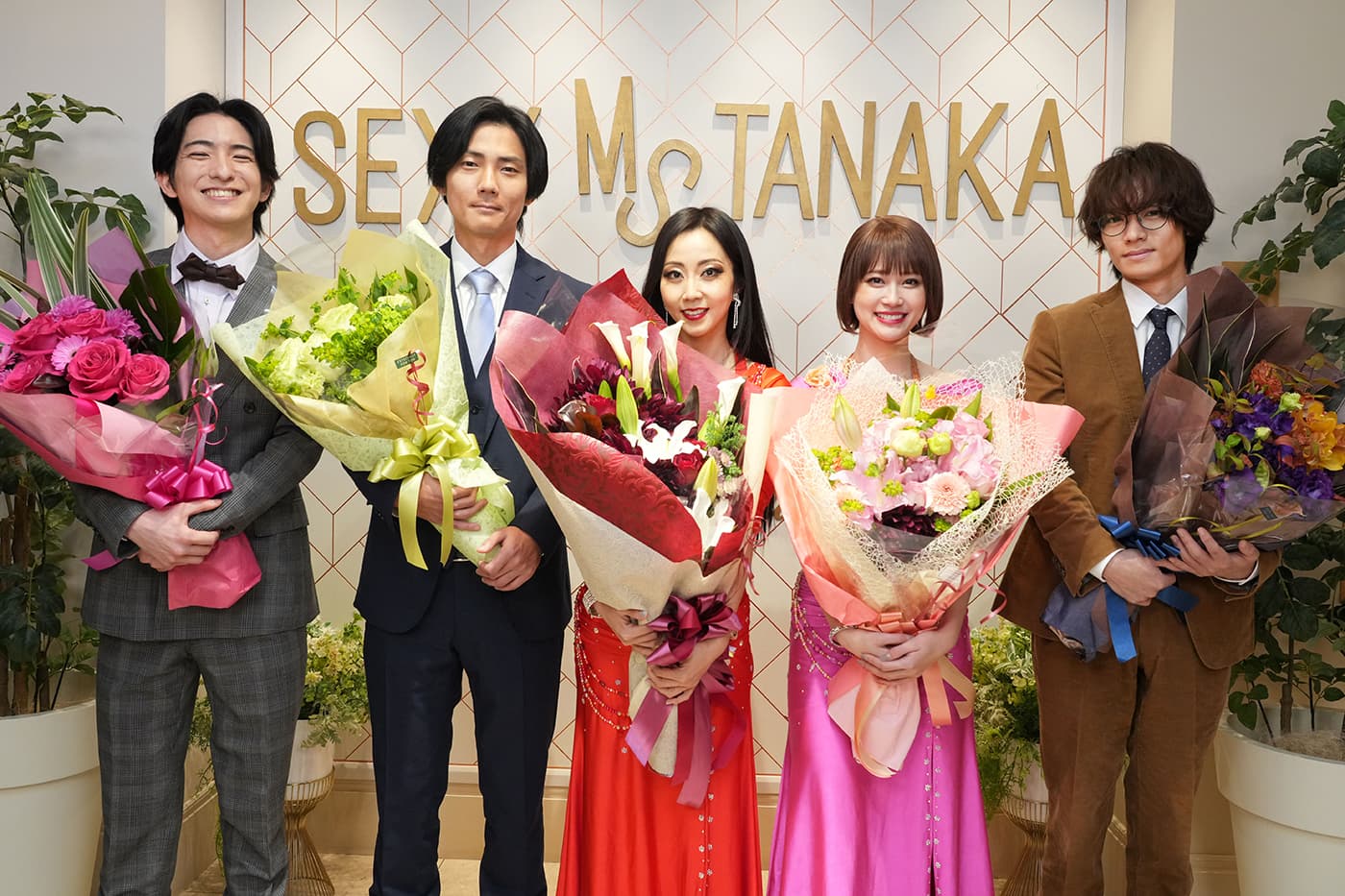 木南晴夏（中）出道以來首次挑大樑演出《SEXY田中小姐》，當時殺青時還開心與其他演員合影留念。（翻攝自日本電視台）