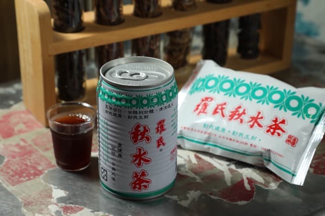 羅氏秋水茶有易開罐（34元／瓶）與鋁箔包（26元／包）兩種，味道略有不同。