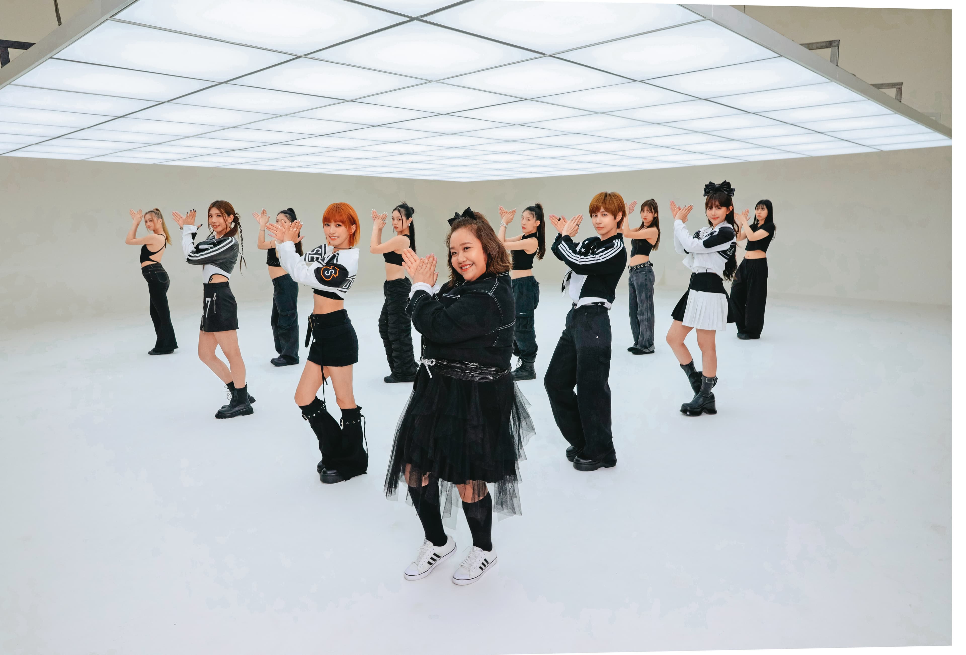 主題曲〈拍謝啦〉MV由鍾欣凌(前)站C位與「怪物星人」共舞。(相映音樂提供)