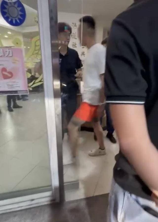 翁男等14人4日晚間包圍三重派出所,態度惡劣囂張。(翻攝畫面)