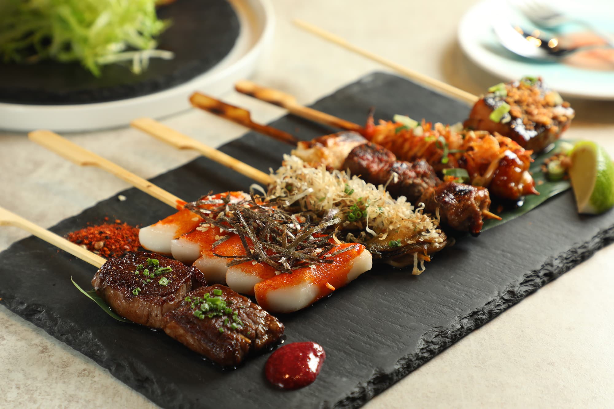 可以品嘗到烤和牛、虎蝦、新疆羊肉、韓式辣炒年糕等6種風味的「串燒拼盤」,也是Skye的人氣小食。(港幣450元/份)