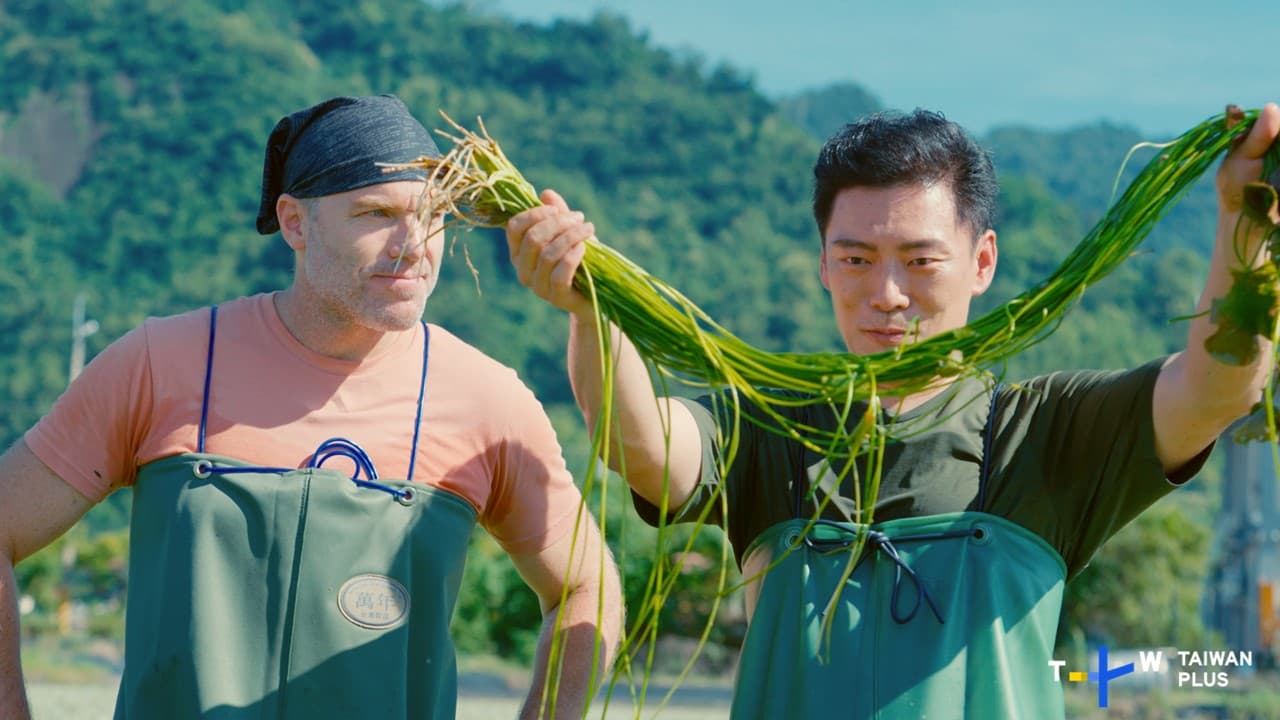 Jason（右）和Trevor（左）穿著青蛙裝下水體驗採收水蓮。（TaiwanPlus提供）