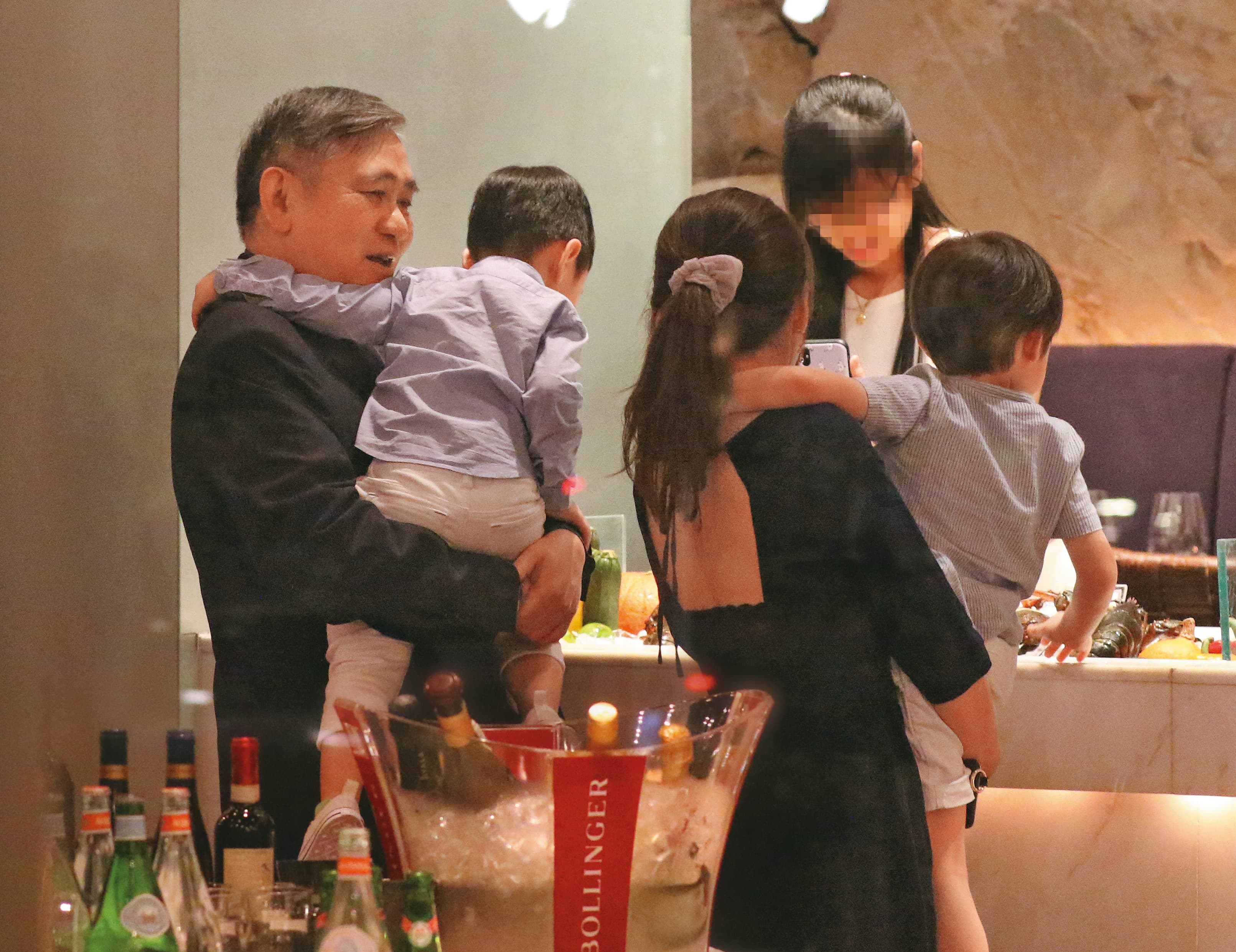 王文洋(左一)喜歡小孩,對於女兒王思涵、前媳婦麻衣(中)的孩子都相當疼愛。