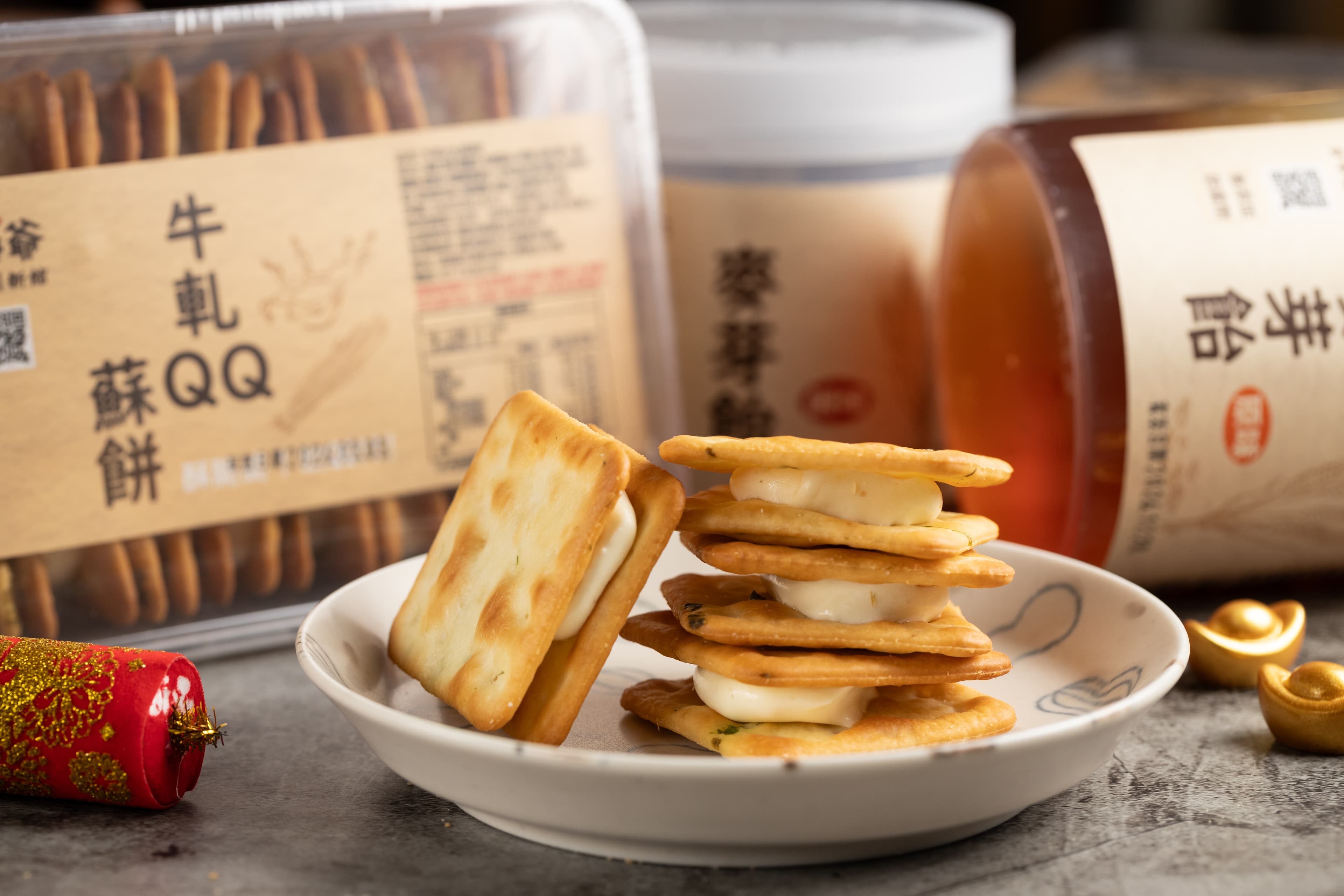 「牛軋QQ蘇餅」以蔥味蘇打餅乾包裹牛軋糖,鹹甜涮嘴,完全不黏牙。(220元/份)
