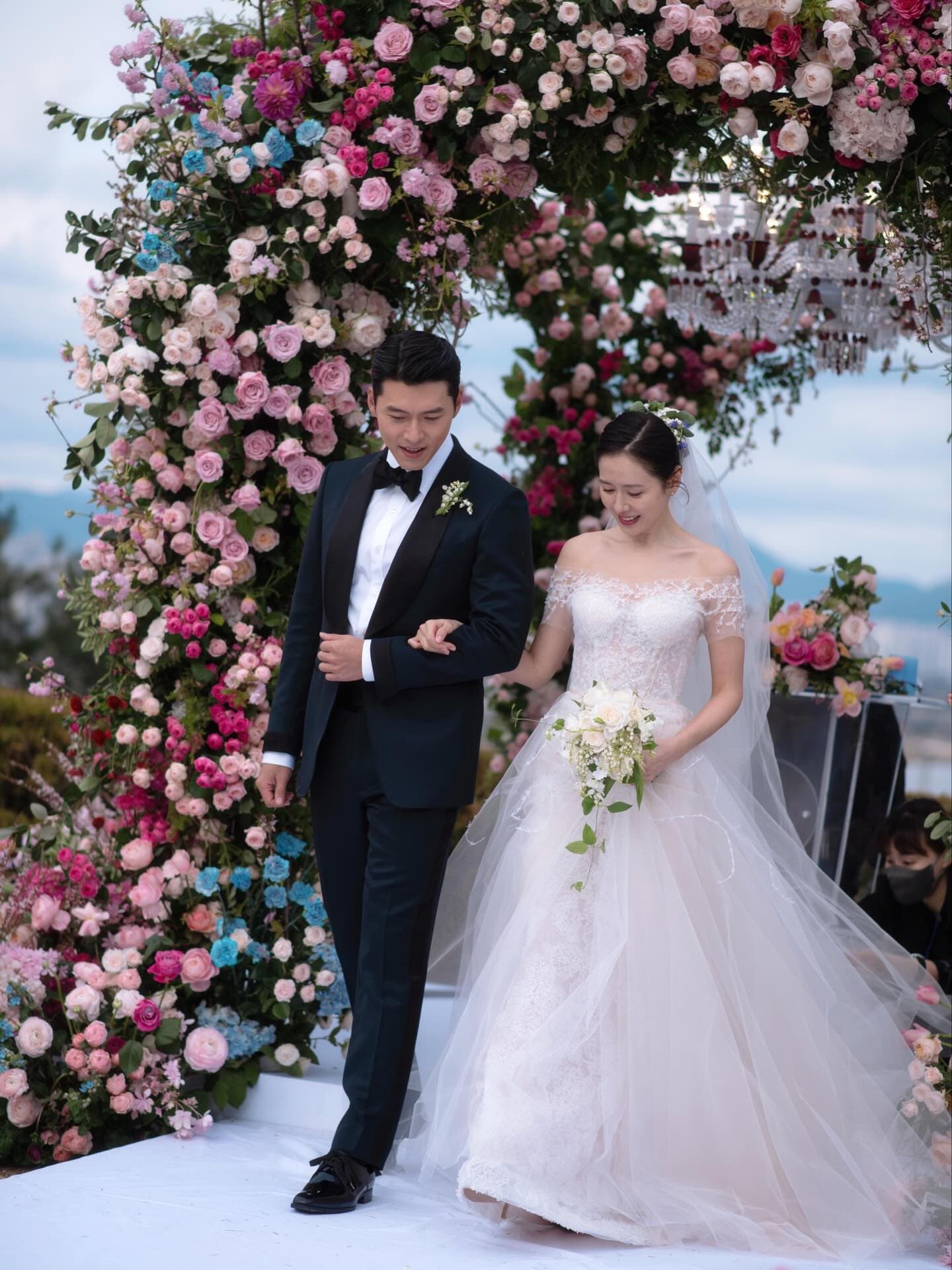 孫藝珍與玄彬於2022年結婚,滿綴花朵的場地超浪漫。(翻攝孫藝珍IG)