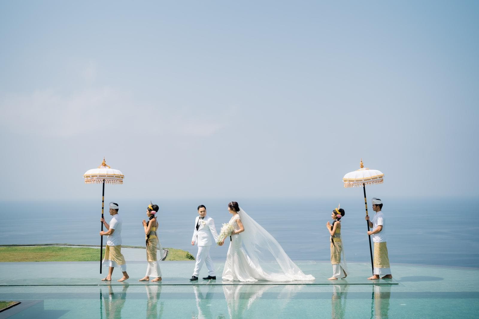 李宓結婚3年近日與老公阿Q飛到峇里島補辦浪漫的海灘婚禮。(李宓提供)