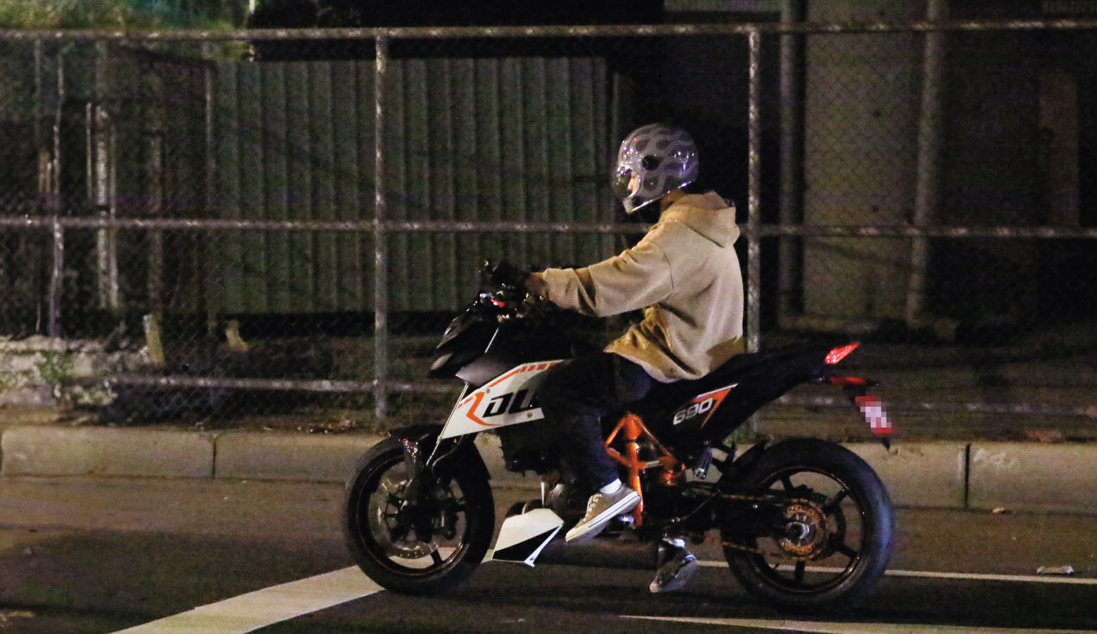 00：42，林佑威獨自和他的重機愛車，一路馳騁回到大直住處。